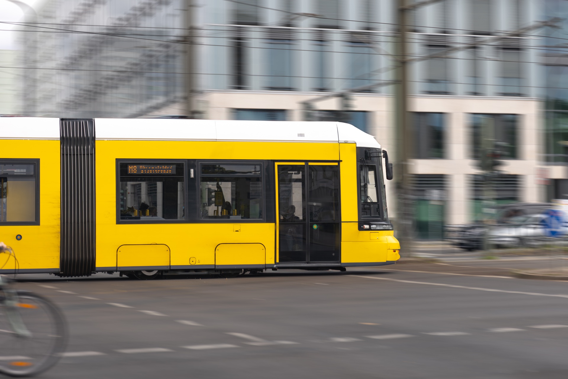 Trem amarelo em movimento em cidade