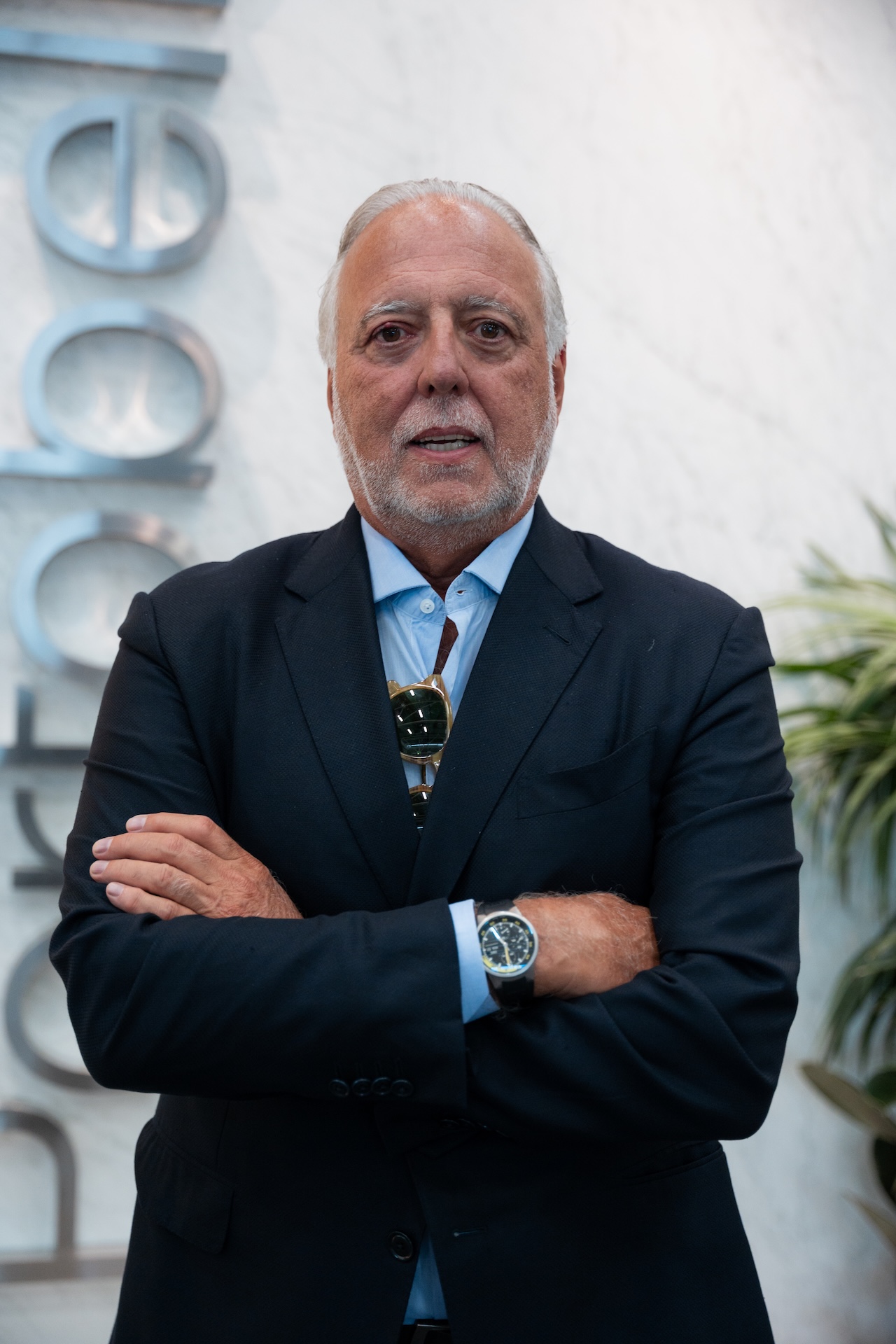 Foto de Cesar Gomes Junior, Chairman do Portobello Grupo, com logo da Portobello ao fundo