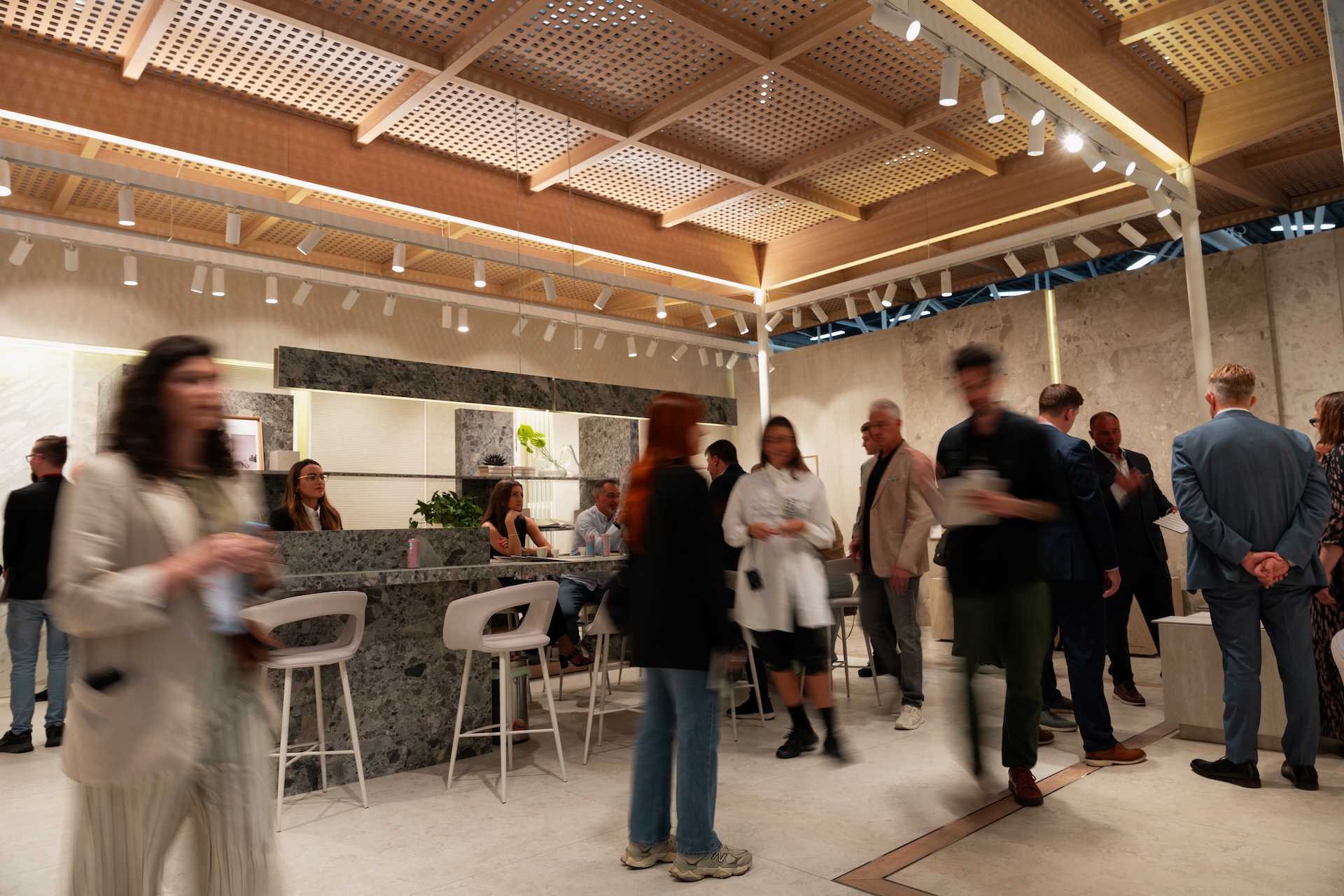 Estande da Portobello na Cersaie 2025 com pessoas visitando