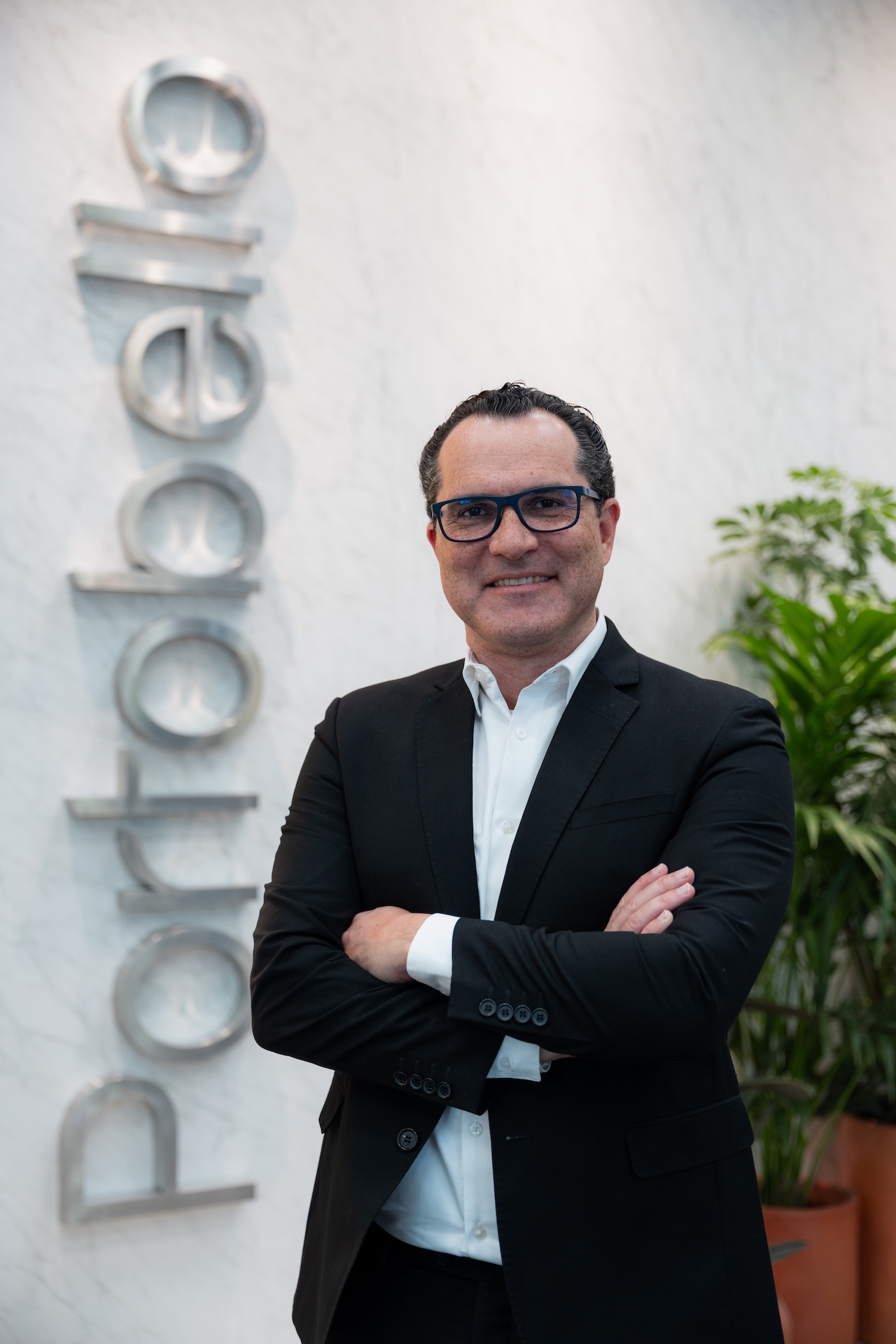 Foto de Luciano Alves Abrantes, CEO da Unidade Portobello, com logo da Portobello ao fundo