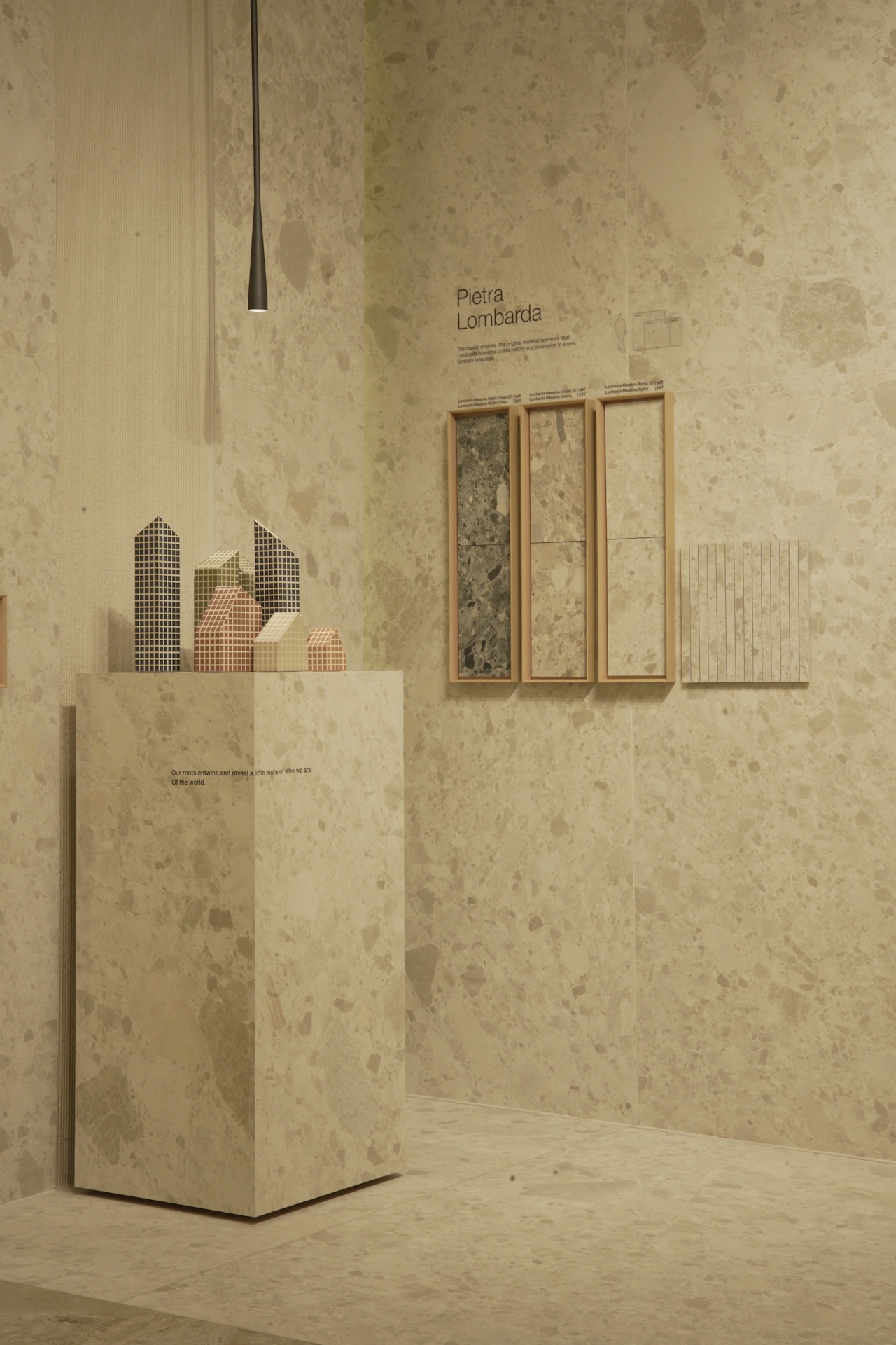Ambiente em estande da Portobello na Cersaie 2025 com revestimentos Pietra Lombarda