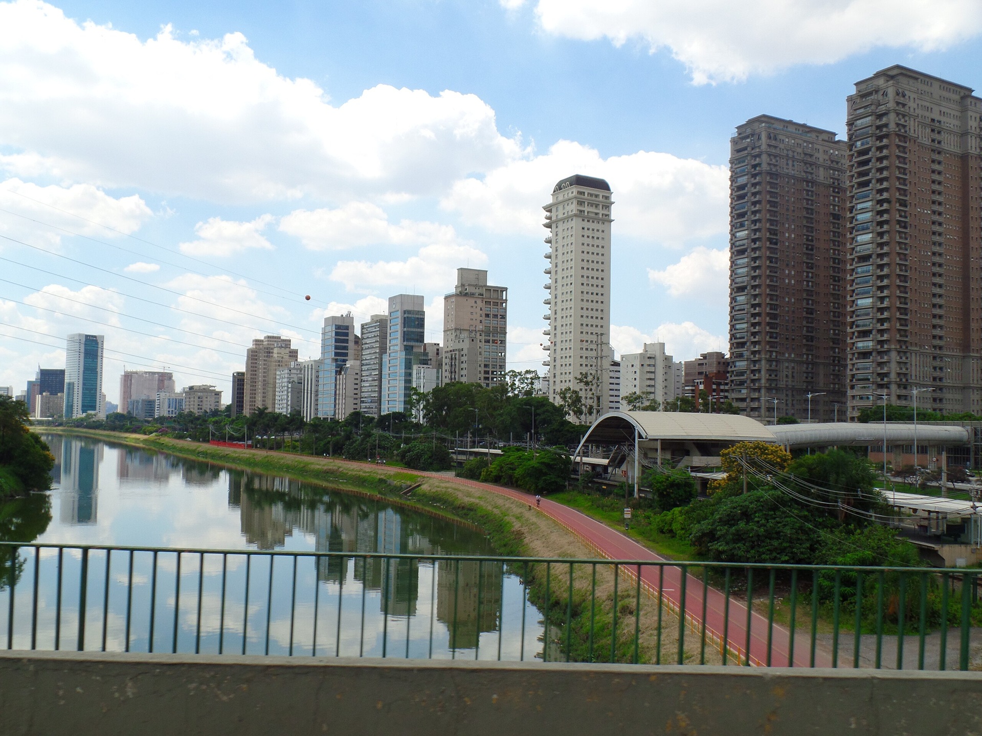 Vista do bairro Cidade Jardim, em São Paulo (SP), com arranha-céus à direita, a ciclovia e o rio Pinheiros à esquerda.