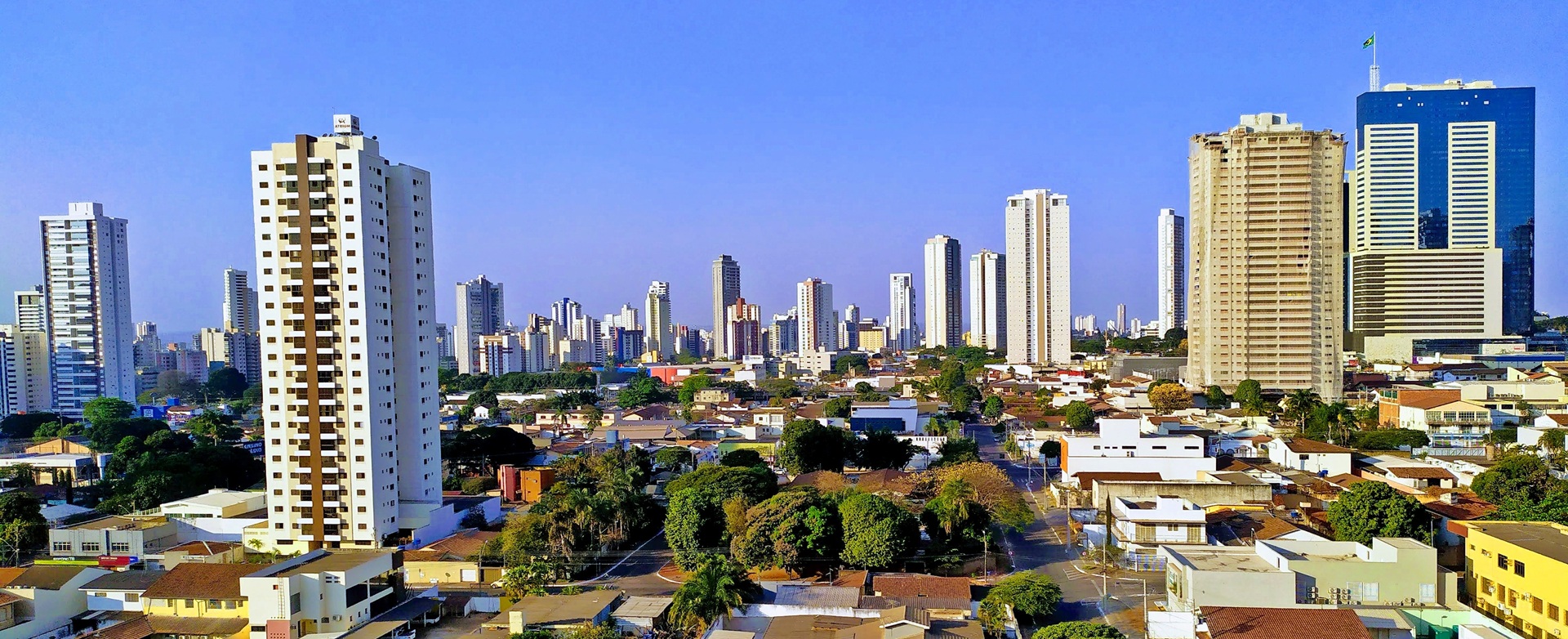 cidades jardim Vista panorâmica de Goiânia, capital de Goiás, com destaque para sua mescla de edifícios altos e bairros residenciais arborizados.