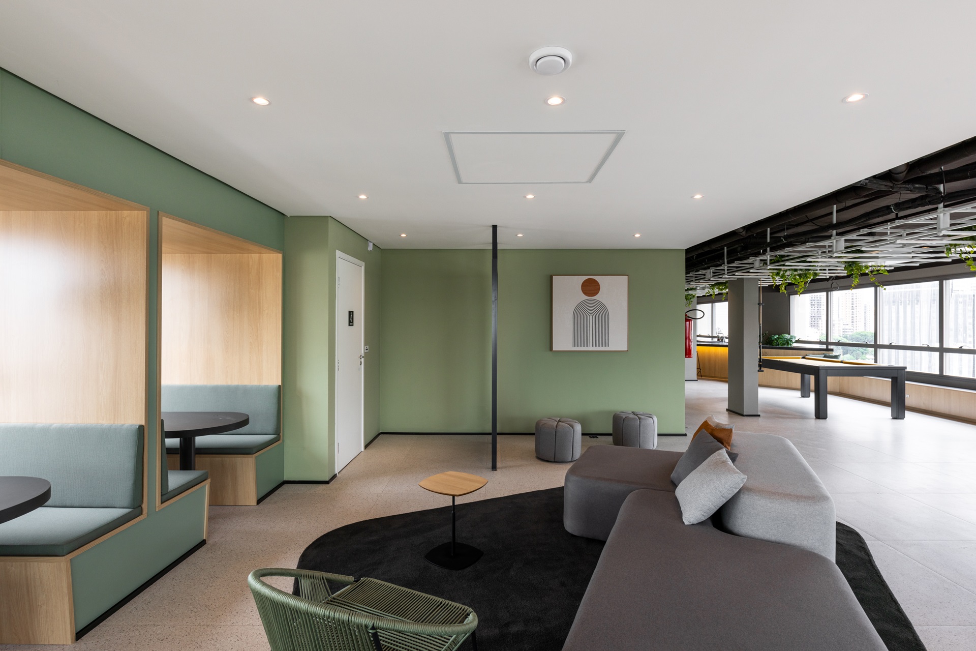 coliving Espaço de coliving moderno e acolhedor, com áreas integradas para convivência, trabalho e relaxamento, combinando design minimalista, tons suaves e iluminação natural