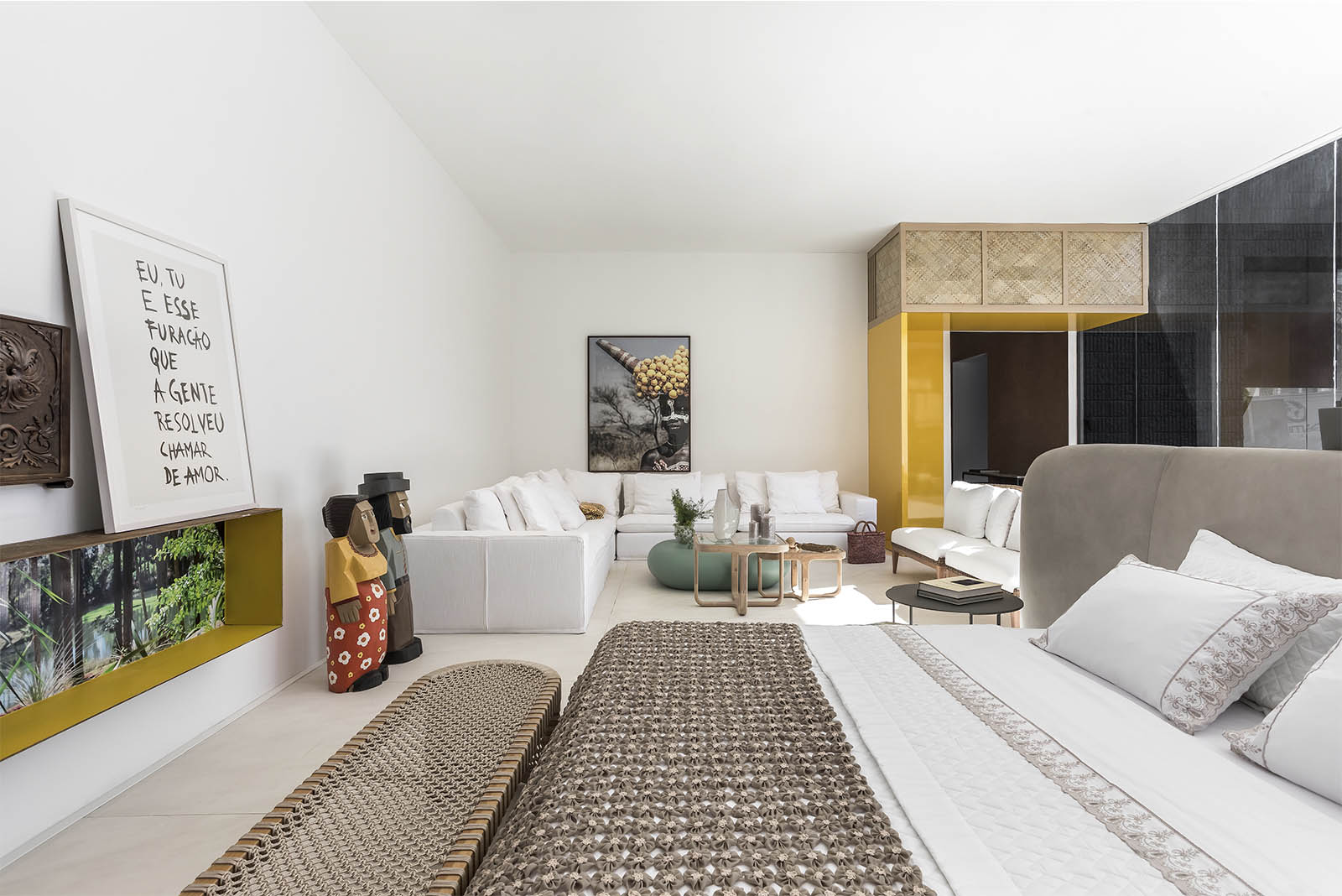 Quarto em tons neutros e esculturas artesanais