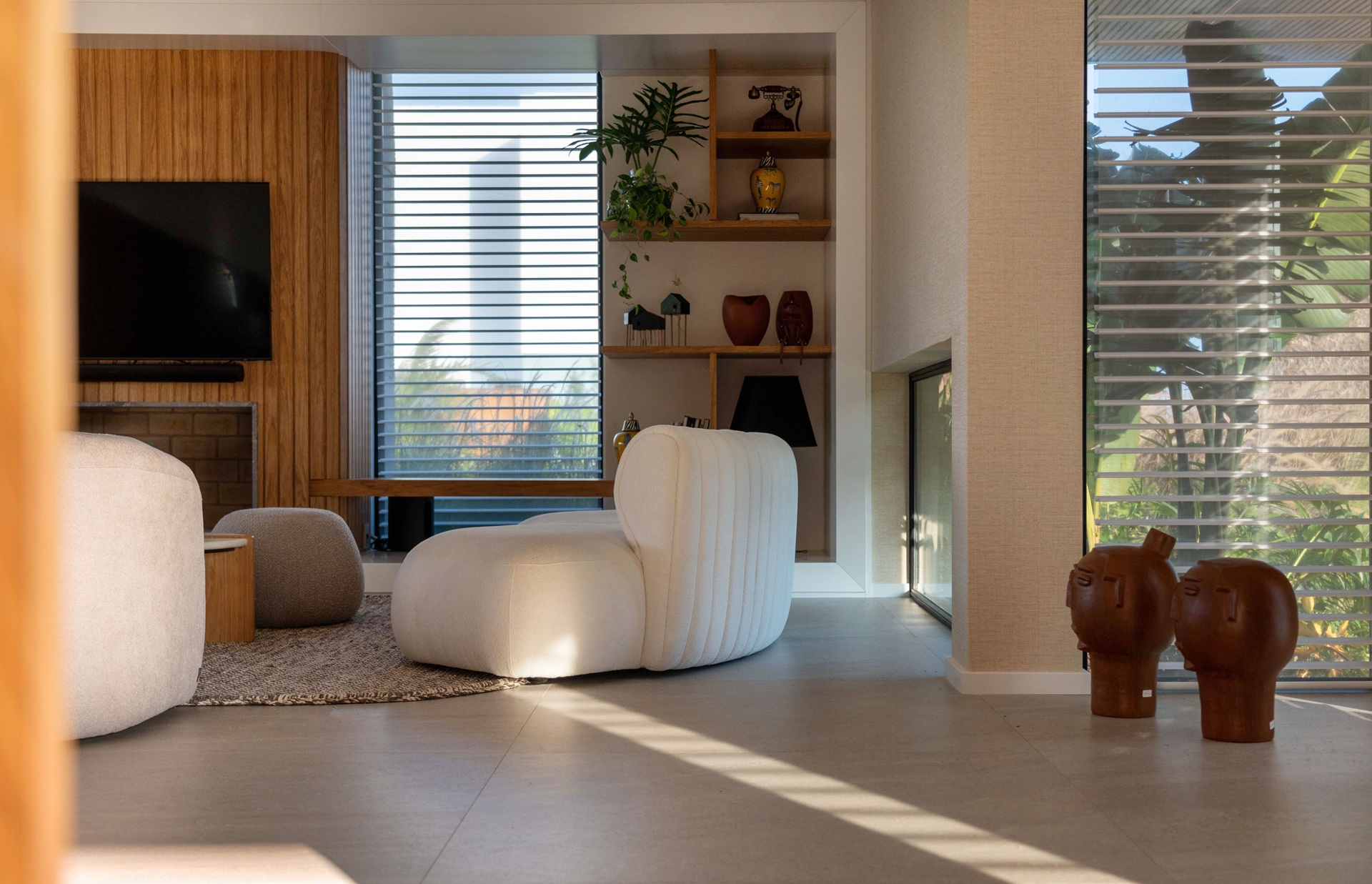 Living em tons neutros claros e peças artesanais na decoração