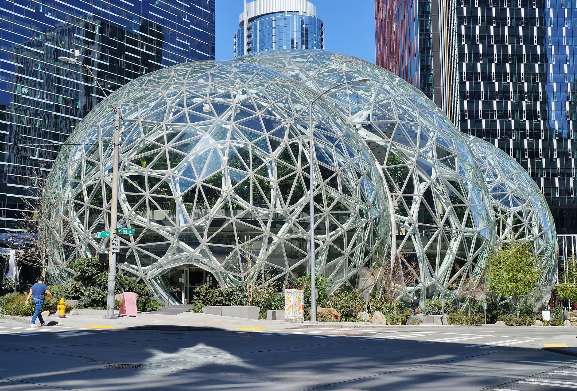 Prédio em forma de 3 esferas de vidro com plantas na cidade de Seattle