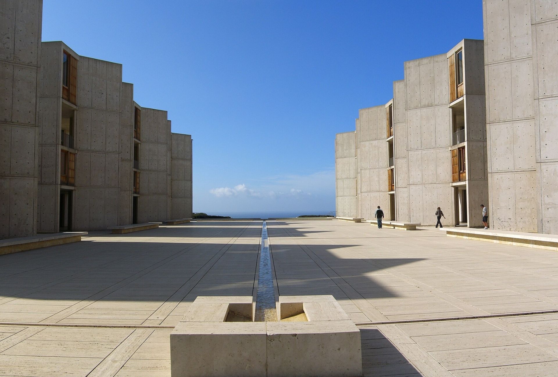 Visão externa do pátio do Salk Institute, na Califórnia