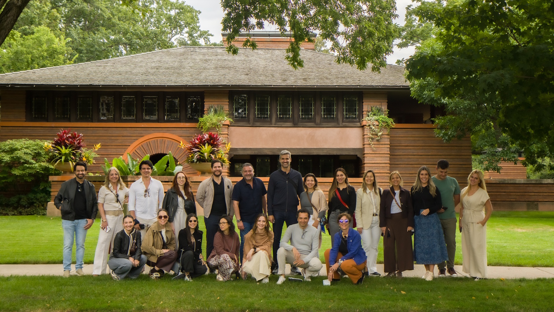 Participantes do Coletivo Criativo Chicago em frente a construção de  Frank Lloyd Wright