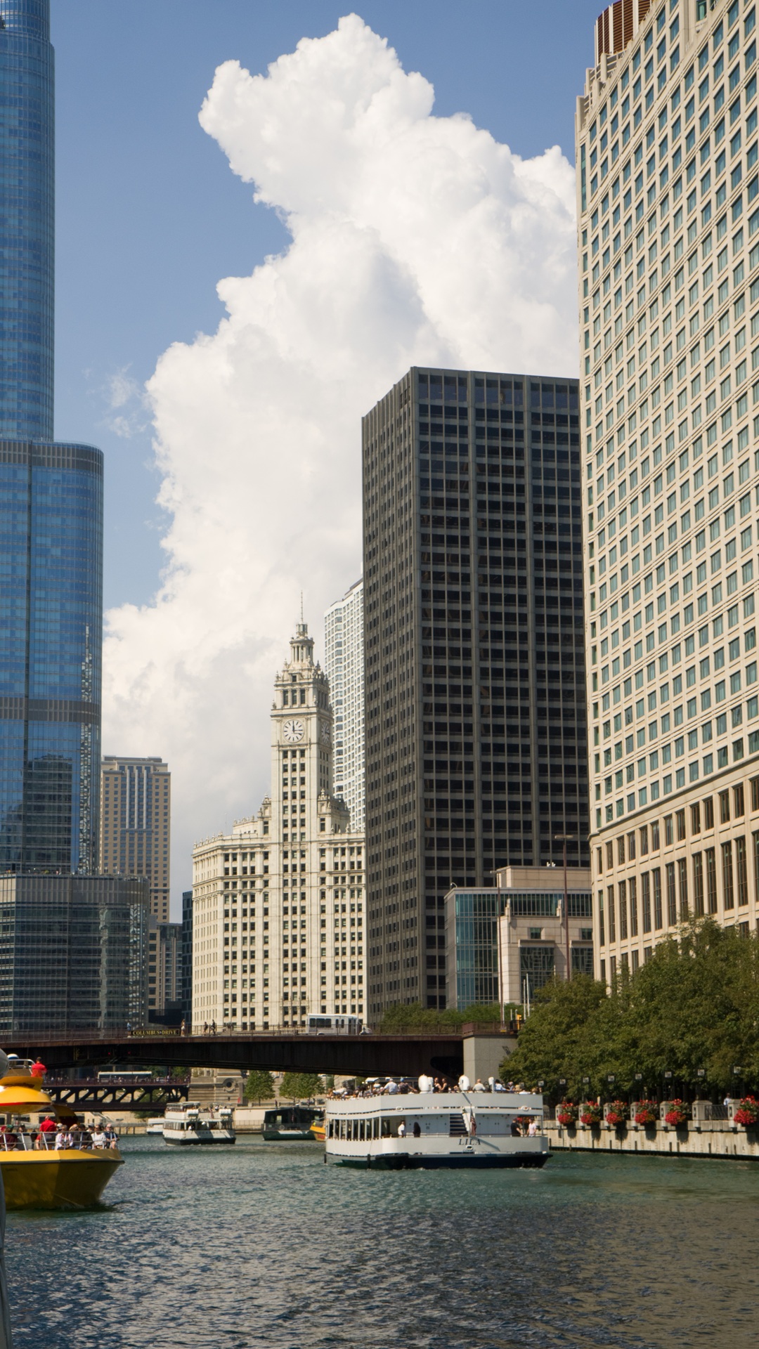 Visão de prédios de Chicago em barco pelo Chicago River