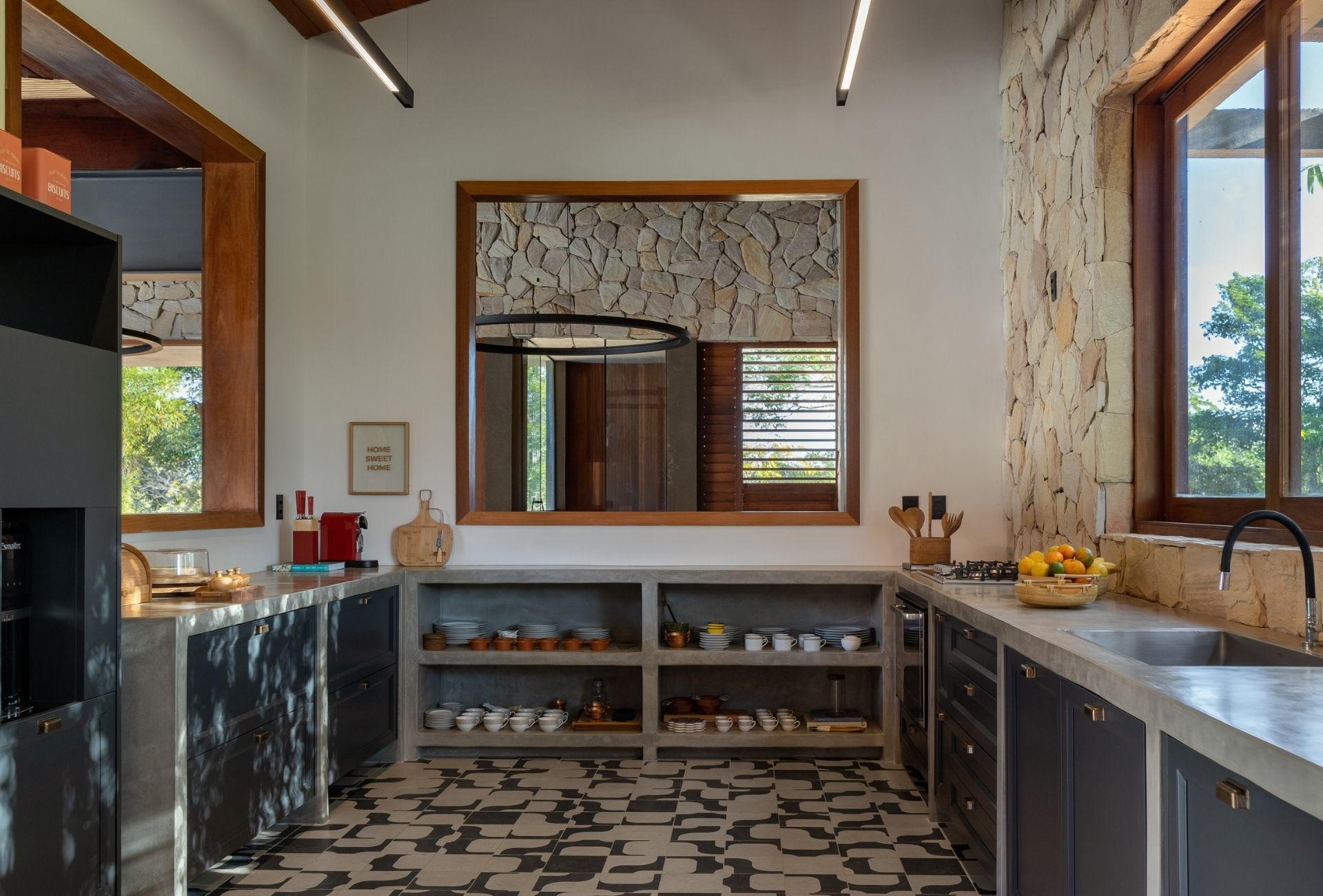 Cozinha de uma casa com arquitetura biofílica