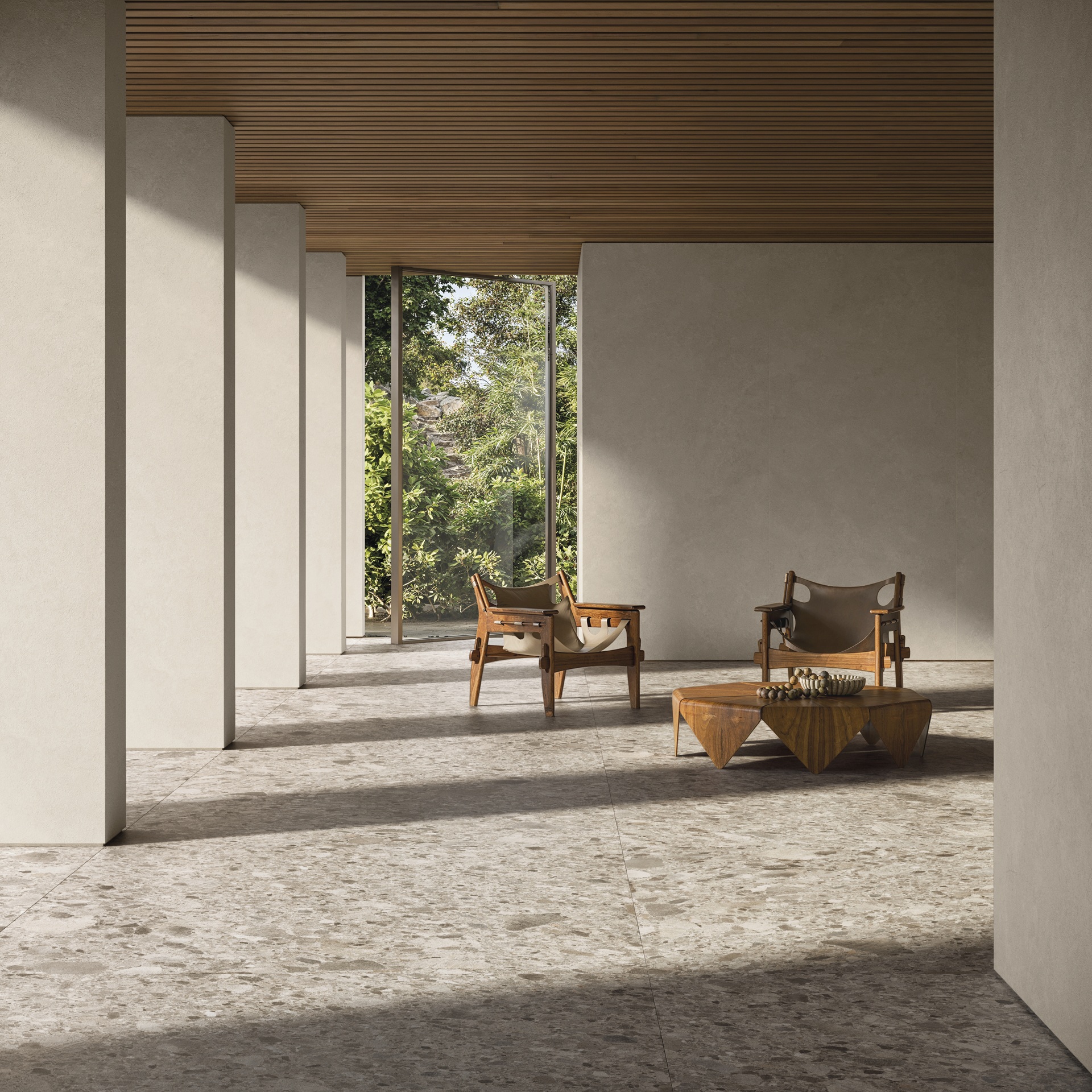 Living com piso Lombarda Massima com grandes aberturas e entrada luz. Na decoração, móveis de madeira