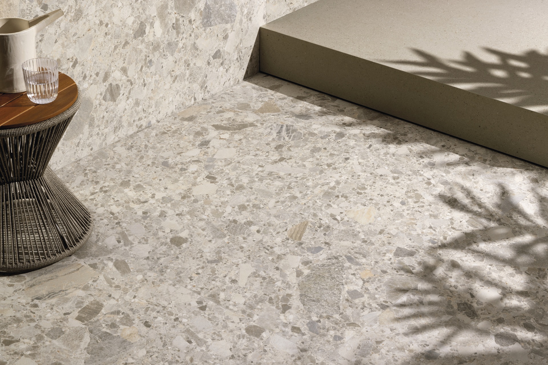 Detalhe de piso Lombarda Massima em piso e parede