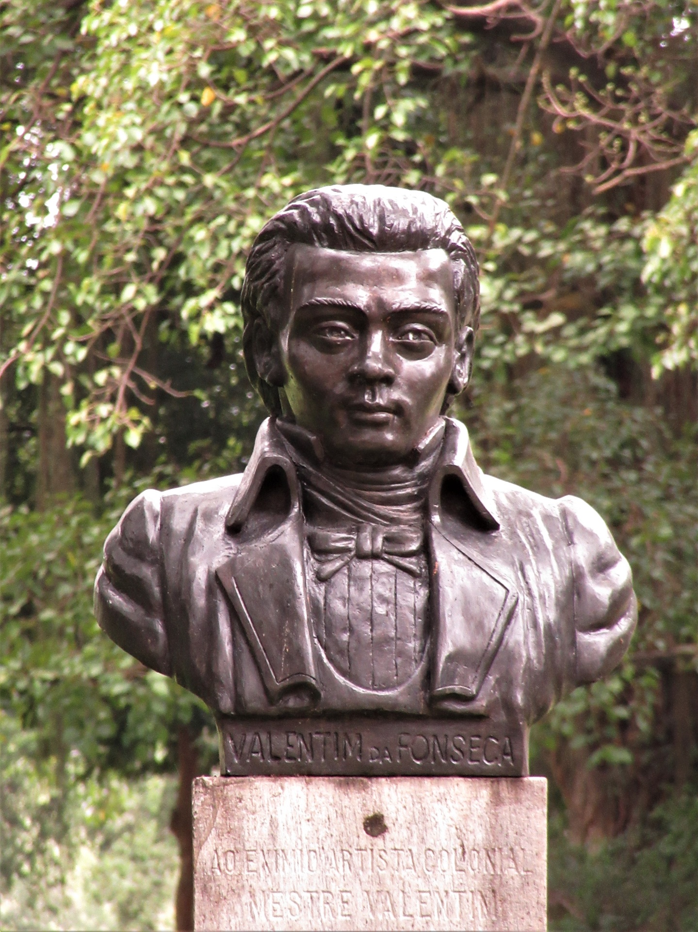 Busto em bronze de Mestre Valentim, instalado no Passeio Público do Rio de Janeiro