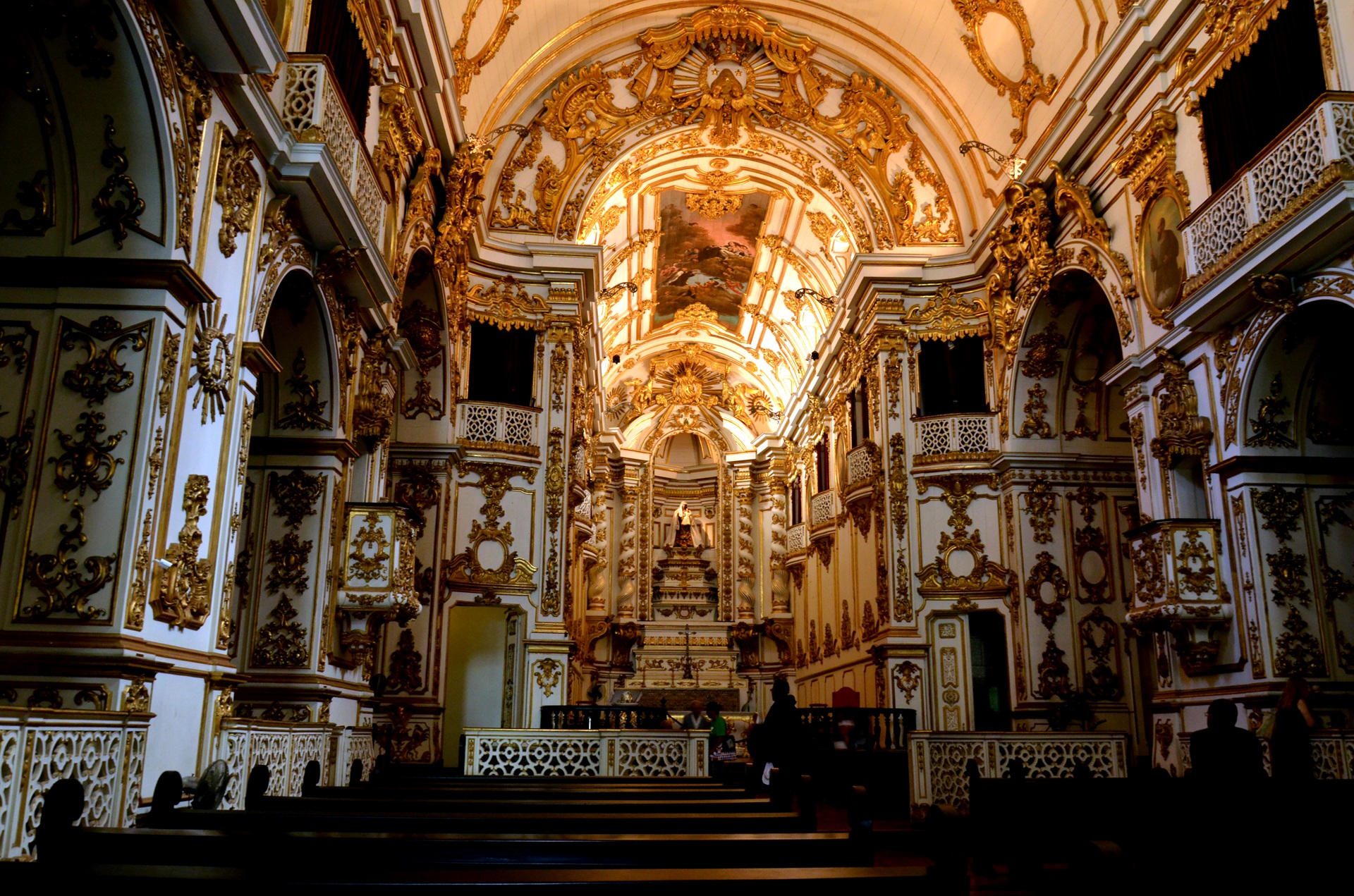 Interior da Igreja da Ordem Terceira do Carmo, no Rio de Janeiro, com destaque para a Capela‑mor e os altares laterais