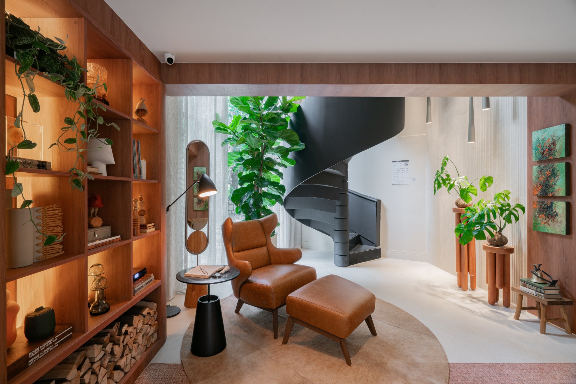 Sala com poltrona e puff