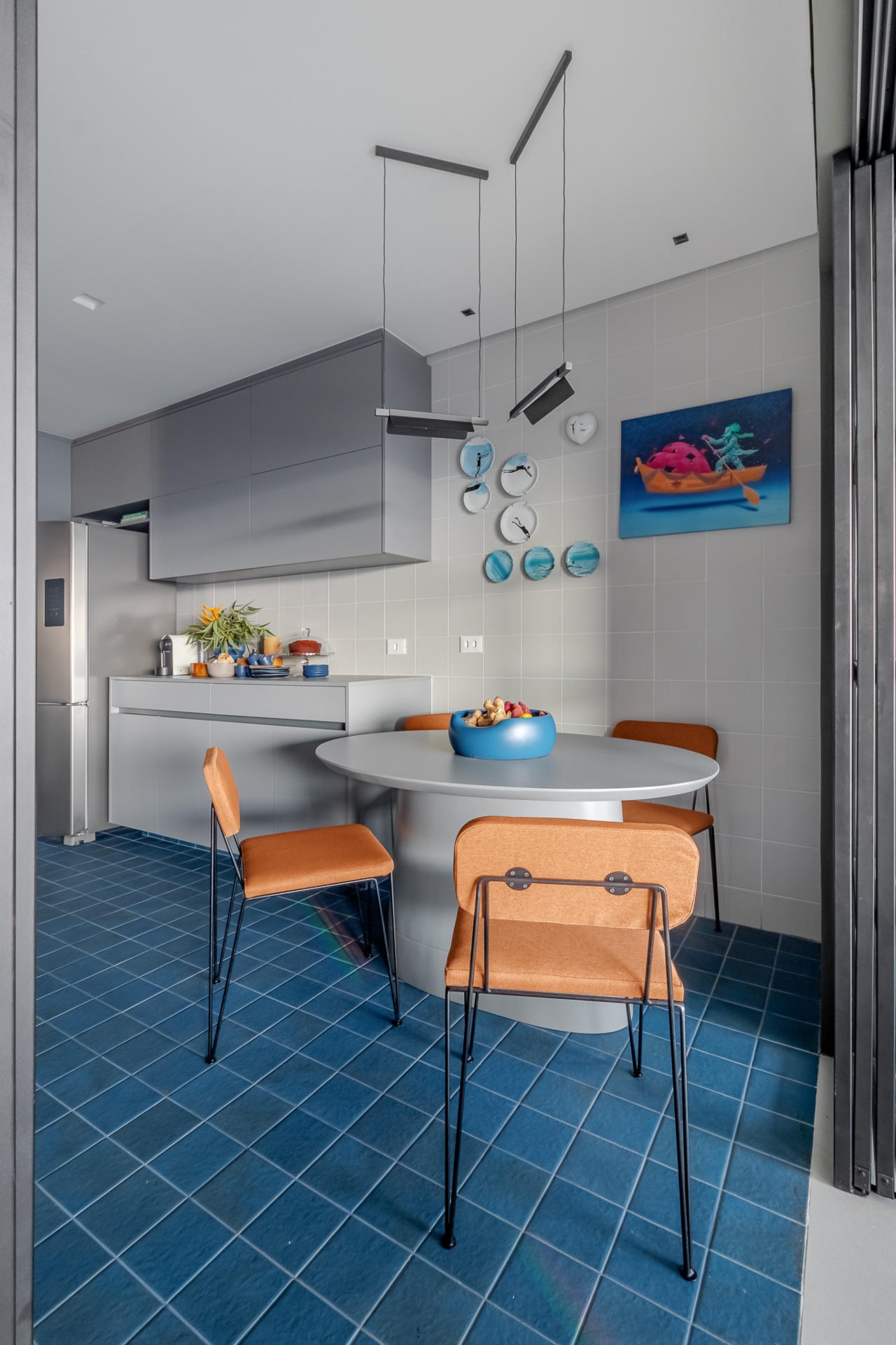 Cozinha com revestimento azul no piso