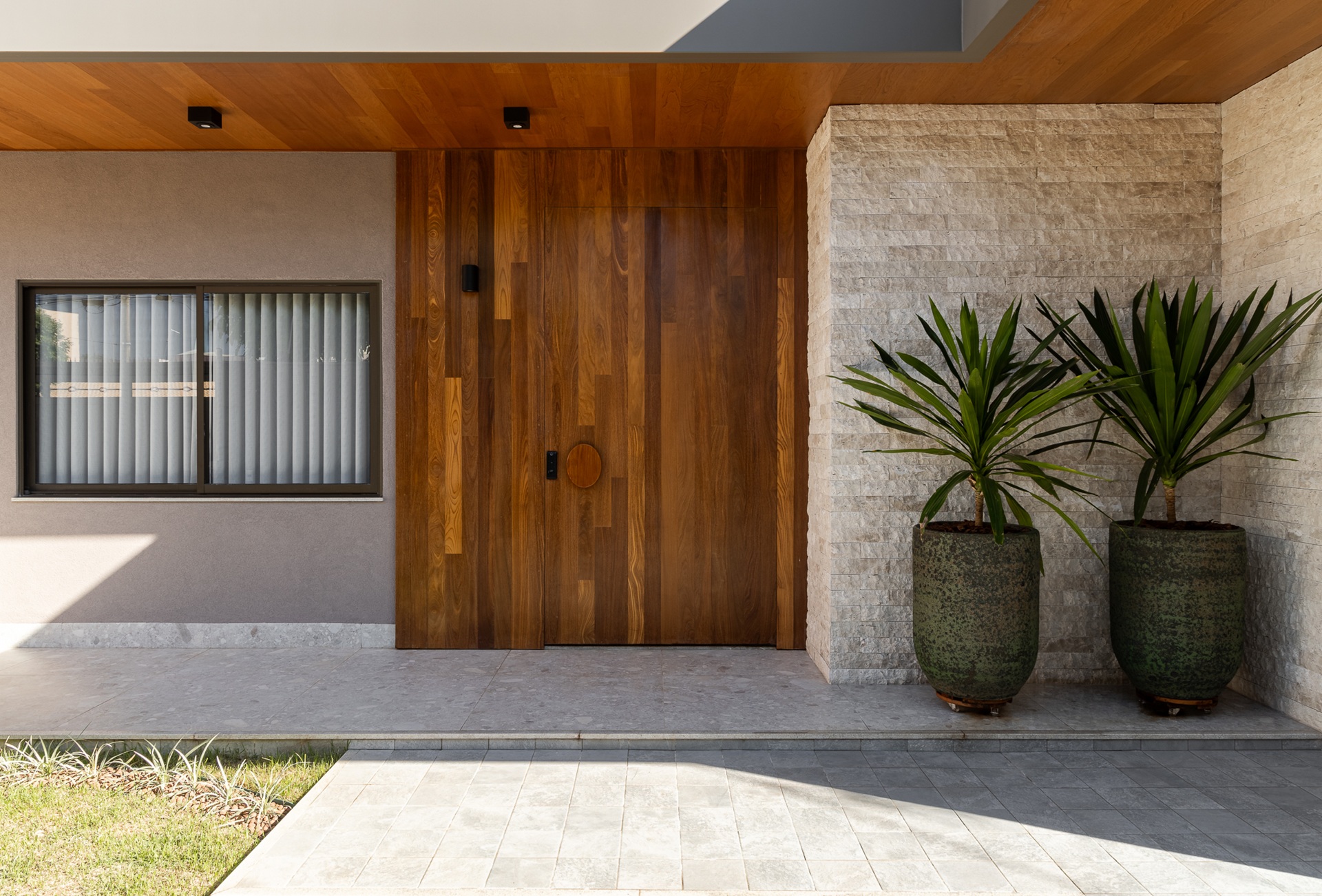 Entrada de casa com piso em porcelanato que reproduz terrazzo veneziano