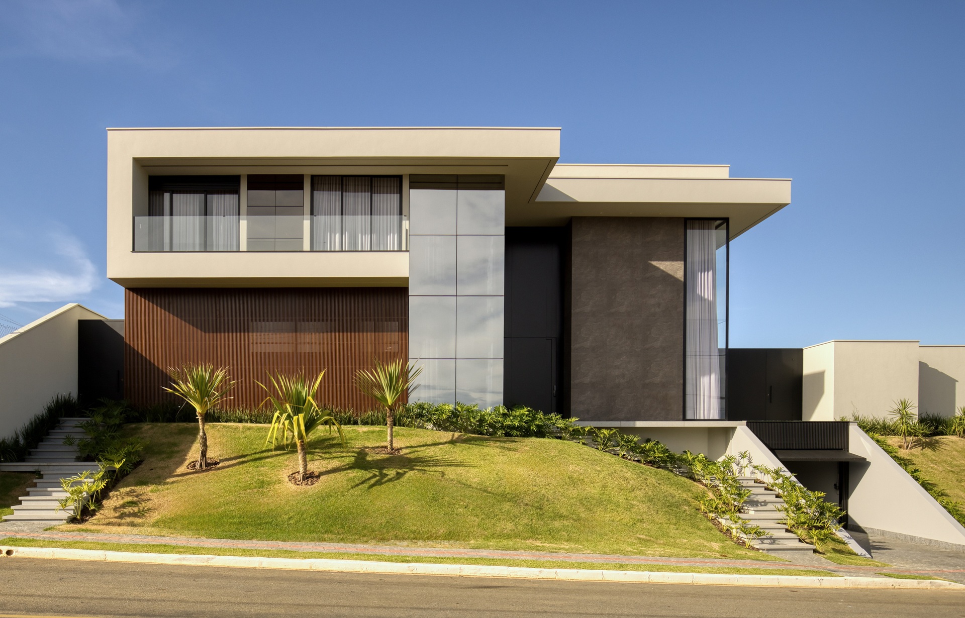 Casa conteporânea em nível superior ao da rua
