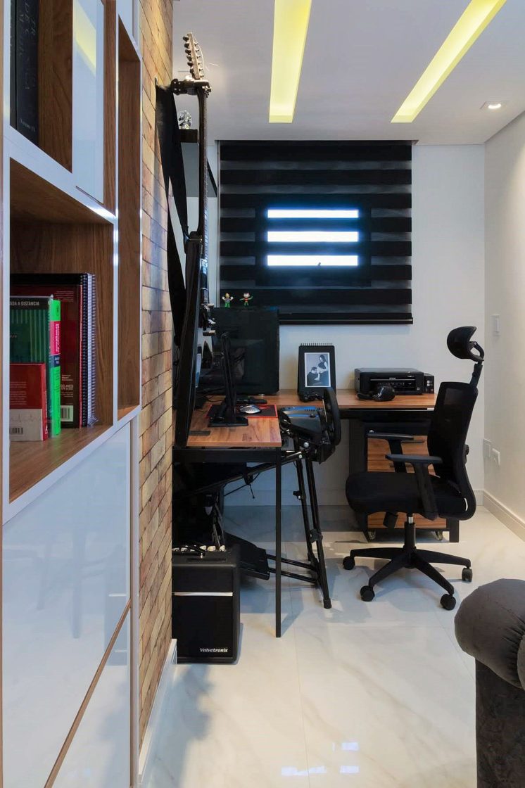 sala de música com equipamentos para edição e mixagem de som