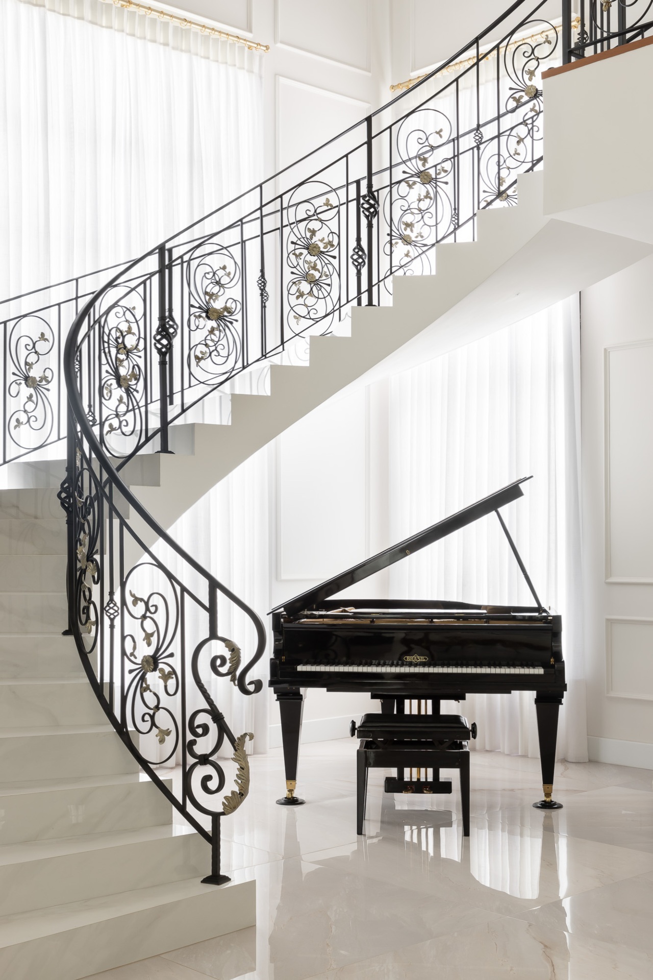 Piano clássico abaixo da escada helicoidal