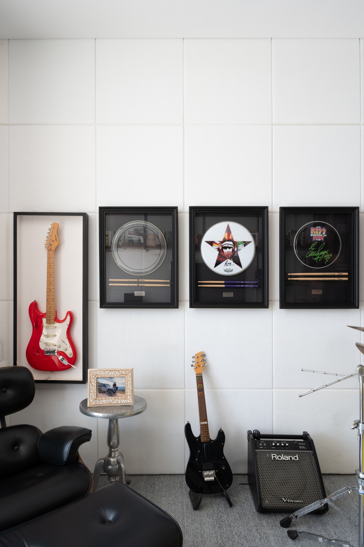 Sala de música com quadros e instrumentos