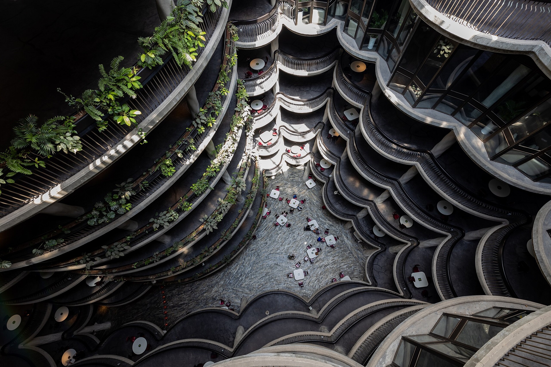 Thomas Heatherwick Vista superior do The Hive (Learning Hub), na Universidade Tecnológica de Nanyang, Singapura. Projetado por Thomas Heatherwick e concluído em 2015, o edifício abriga salas de aula distribuídas em volumes circulares que remetem a cestas de dim sum