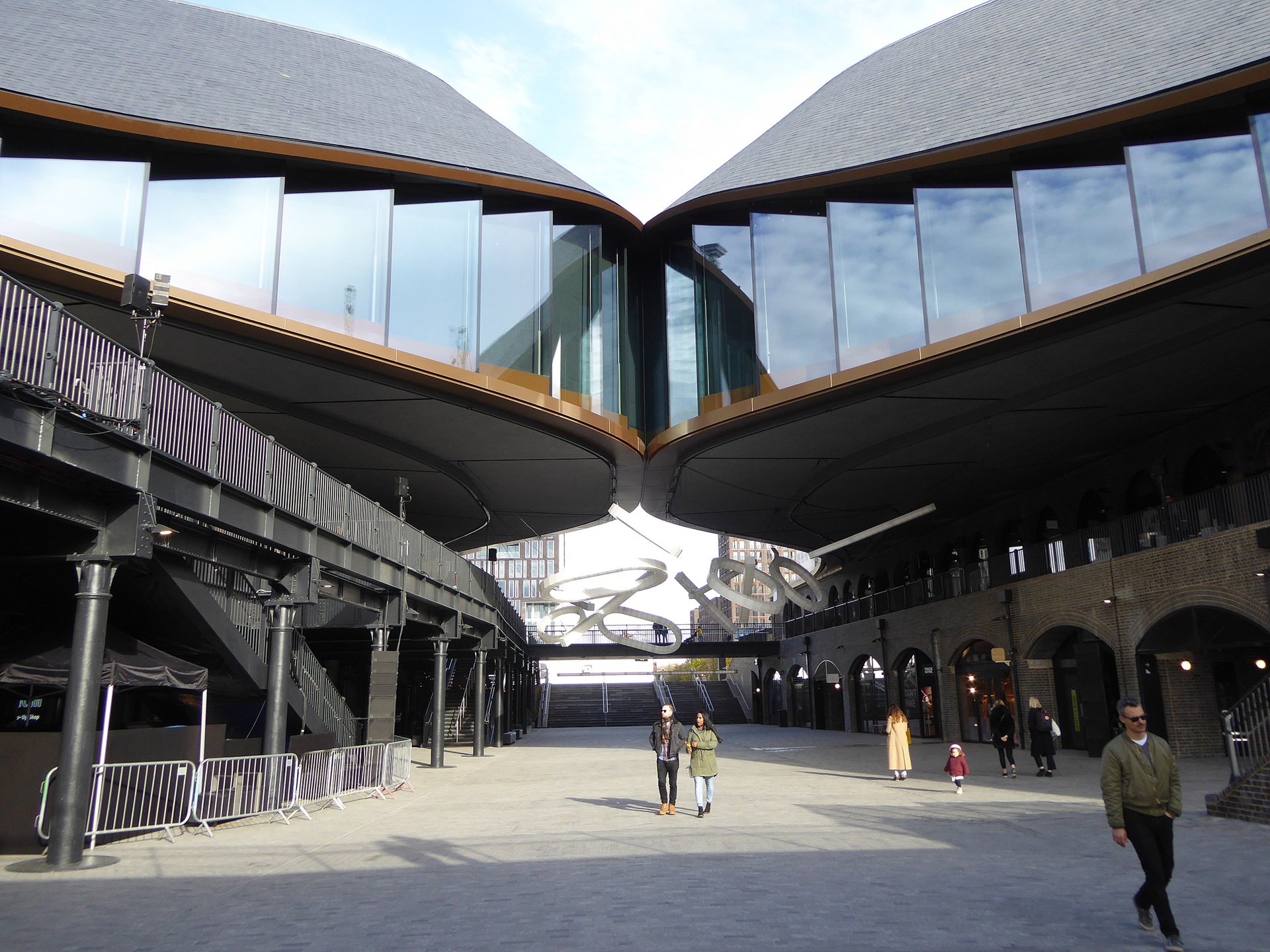 Thomas Heatherwick Vista central do Coal Drops Yard, em Londres. O projeto de Thomas Heatherwick transformou antigos depósitos de carvão do século 19 em um centro comercial, com destaque para os telhados curvos que se unem no alto