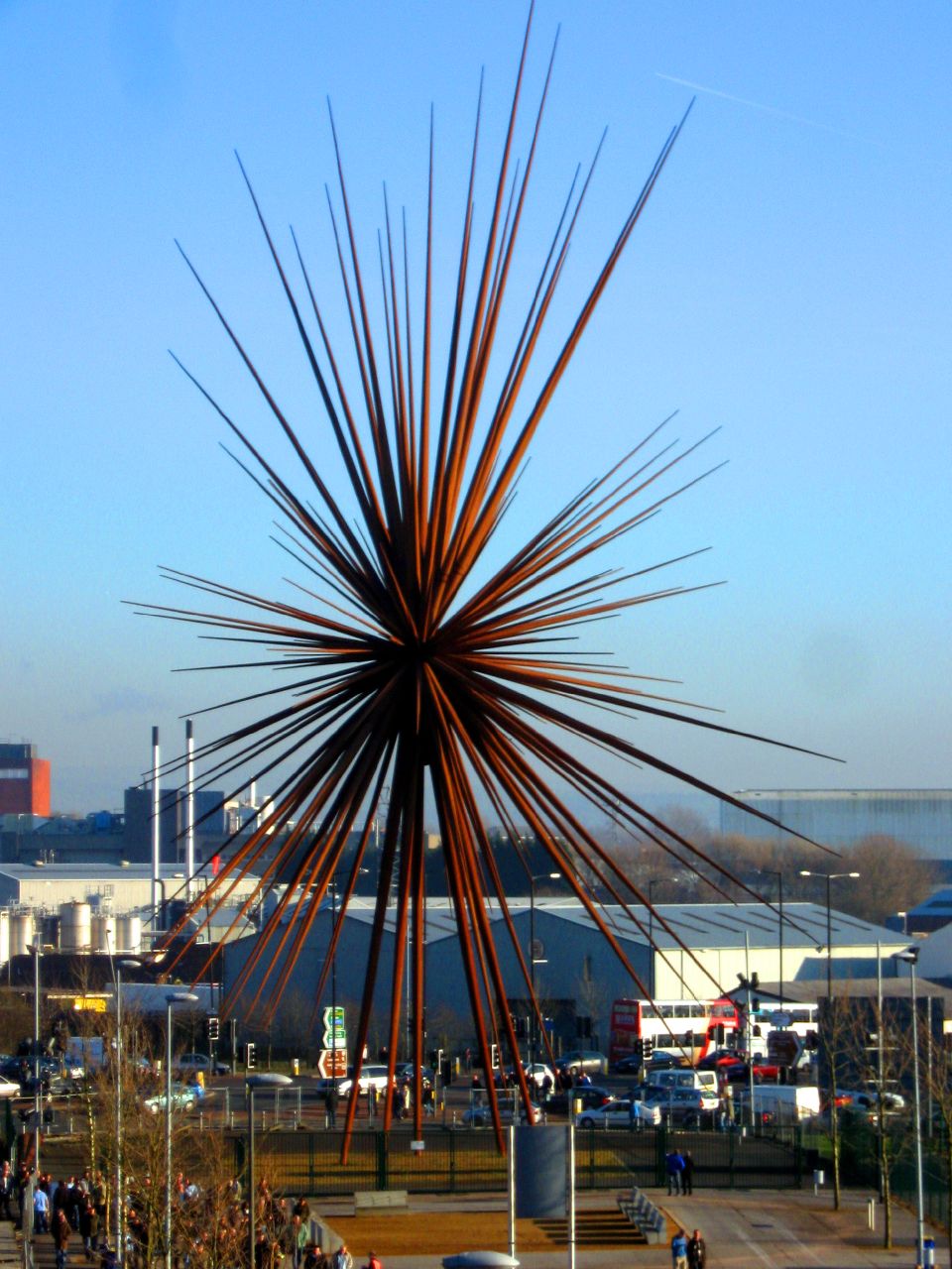 Vista da escultura B of the Bang, de Thomas Heatherwick, com os seus longos espetos metálicos irradiando em várias direções