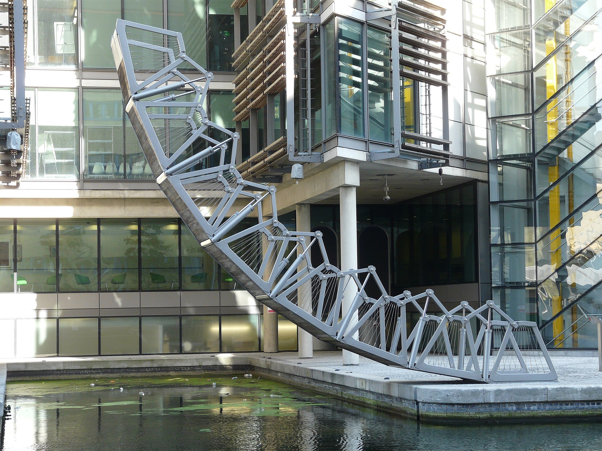 A Rolling Bridge, em Londres, no momento em que se enrola sobre si mesma. A estrutura metálica articulada permite a passagem de embarcações no canal de Paddington Basin