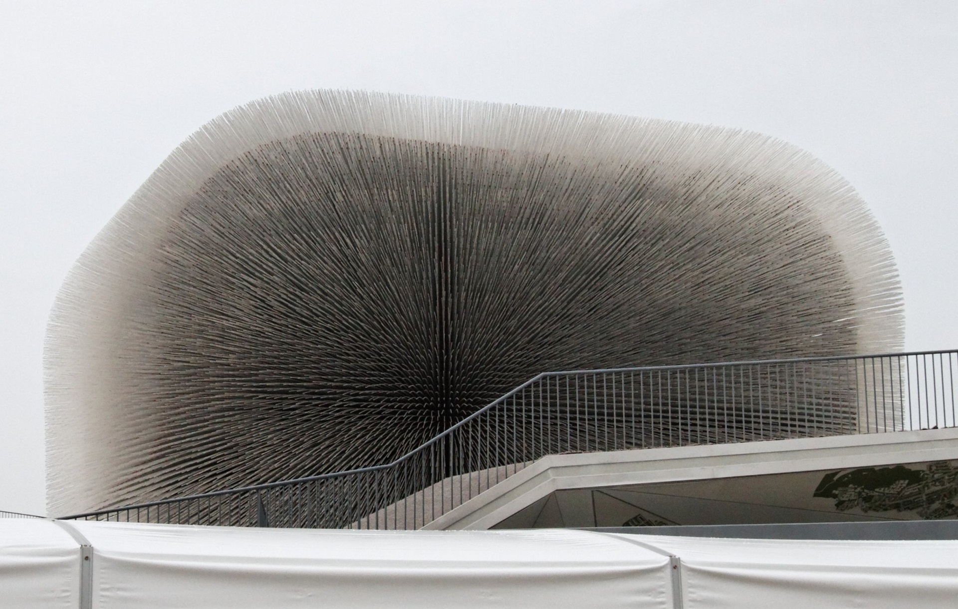 Thomas Heatherwick Vista frontal do UK Pavilion na Expo Xangai 2010, conhecido como Seed Cathedral. A estrutura é formada por 60 mil hastes acrílicas, cada uma contendo sementes, que captam e difundem a luz natural