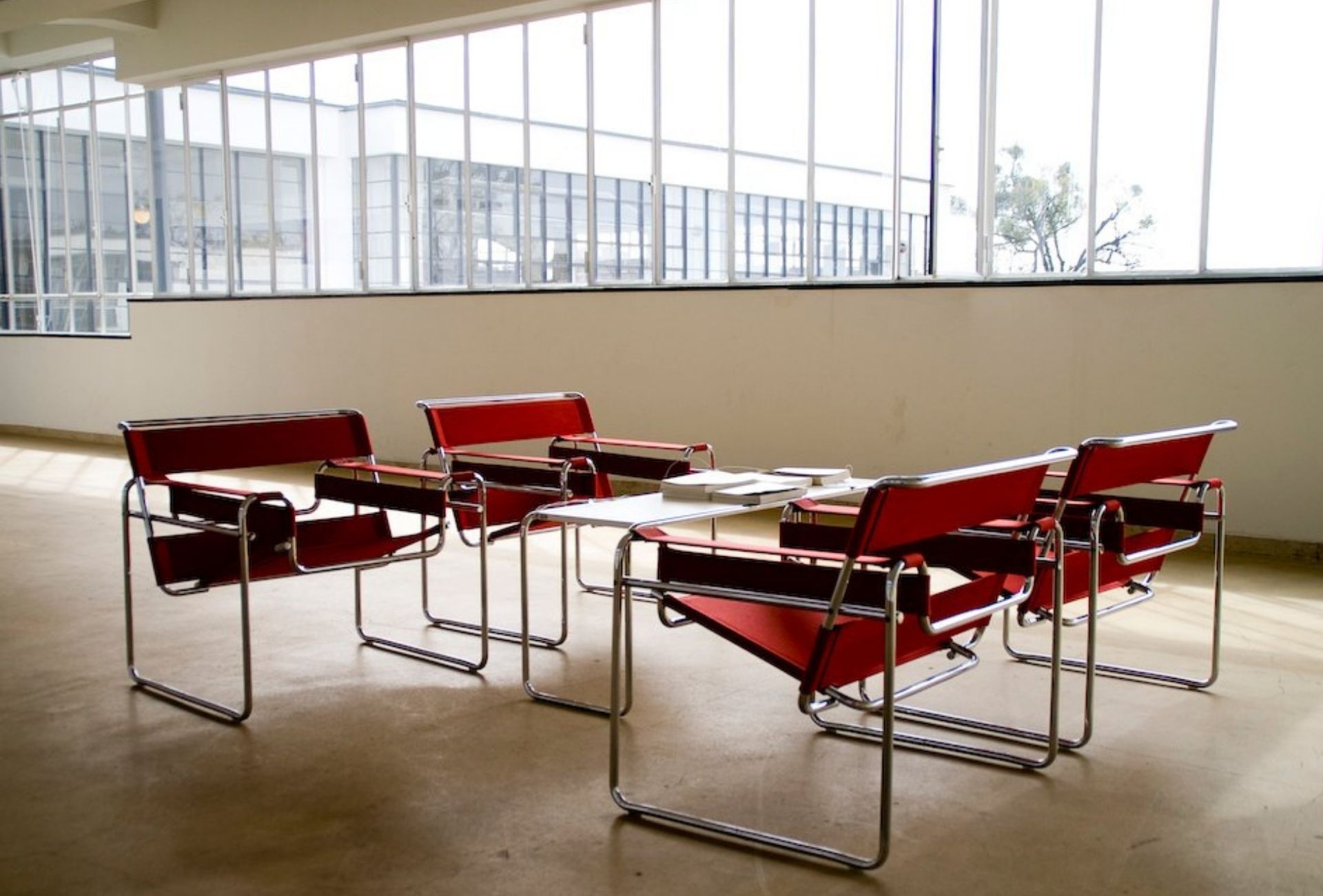 Quatro cadeiras Wassily de couro vermelho