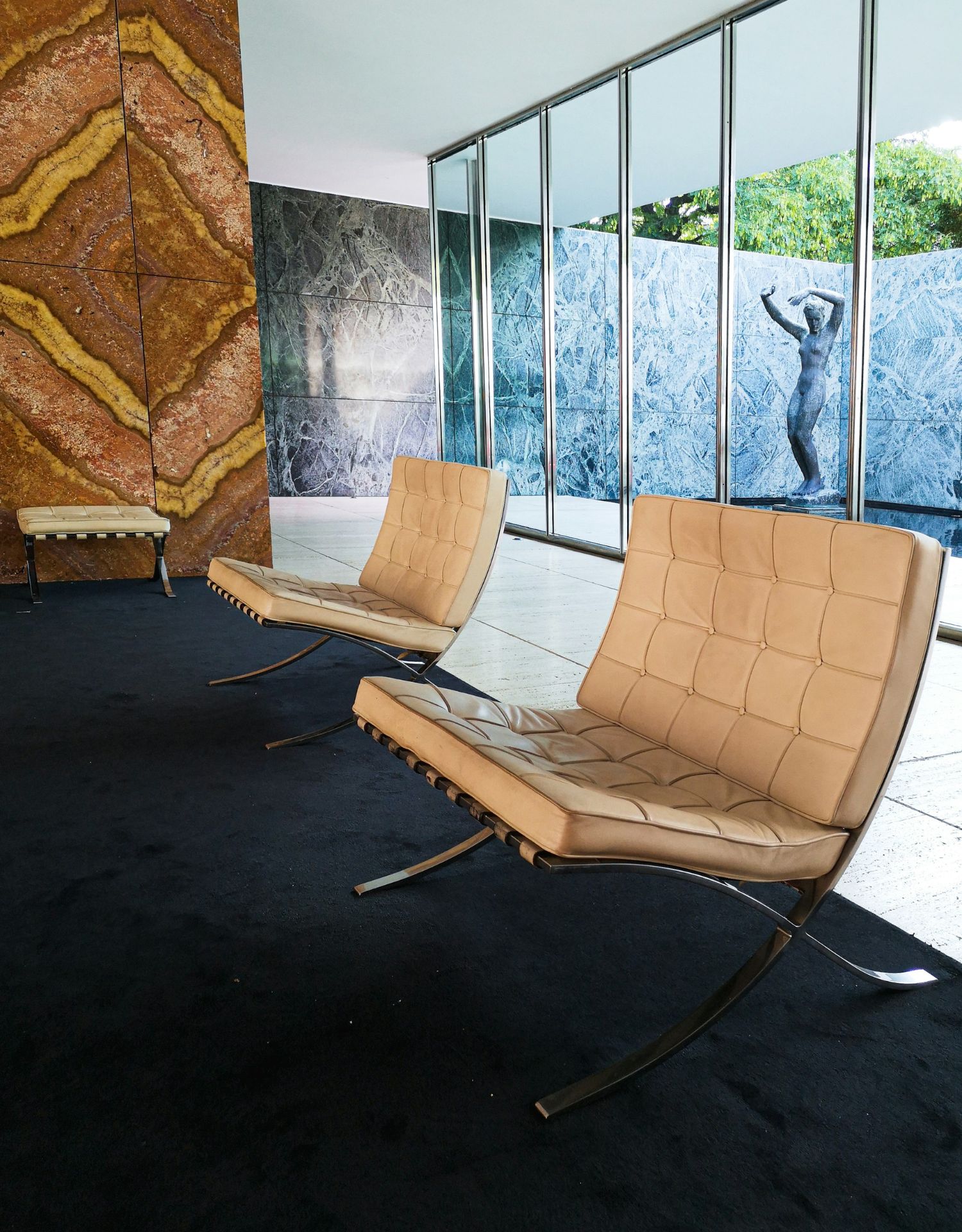 Duas cadeiras modelo Barcelona em uma sala de estar