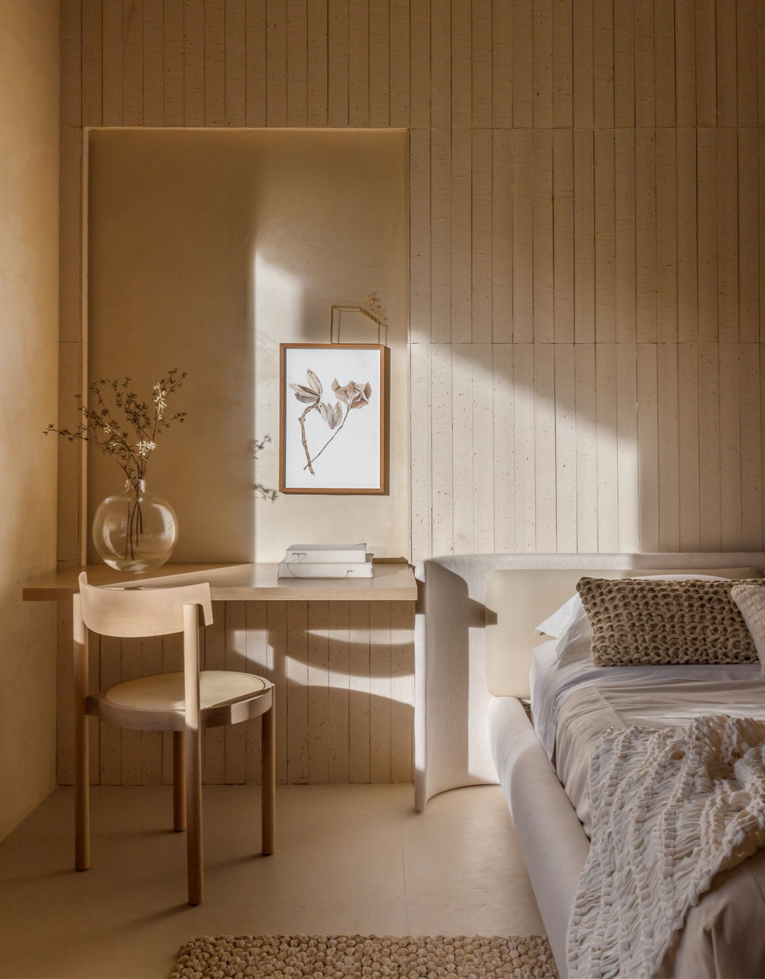 Cadeira em estilo escandinavo usada com escrivaninha dentro do quarto
