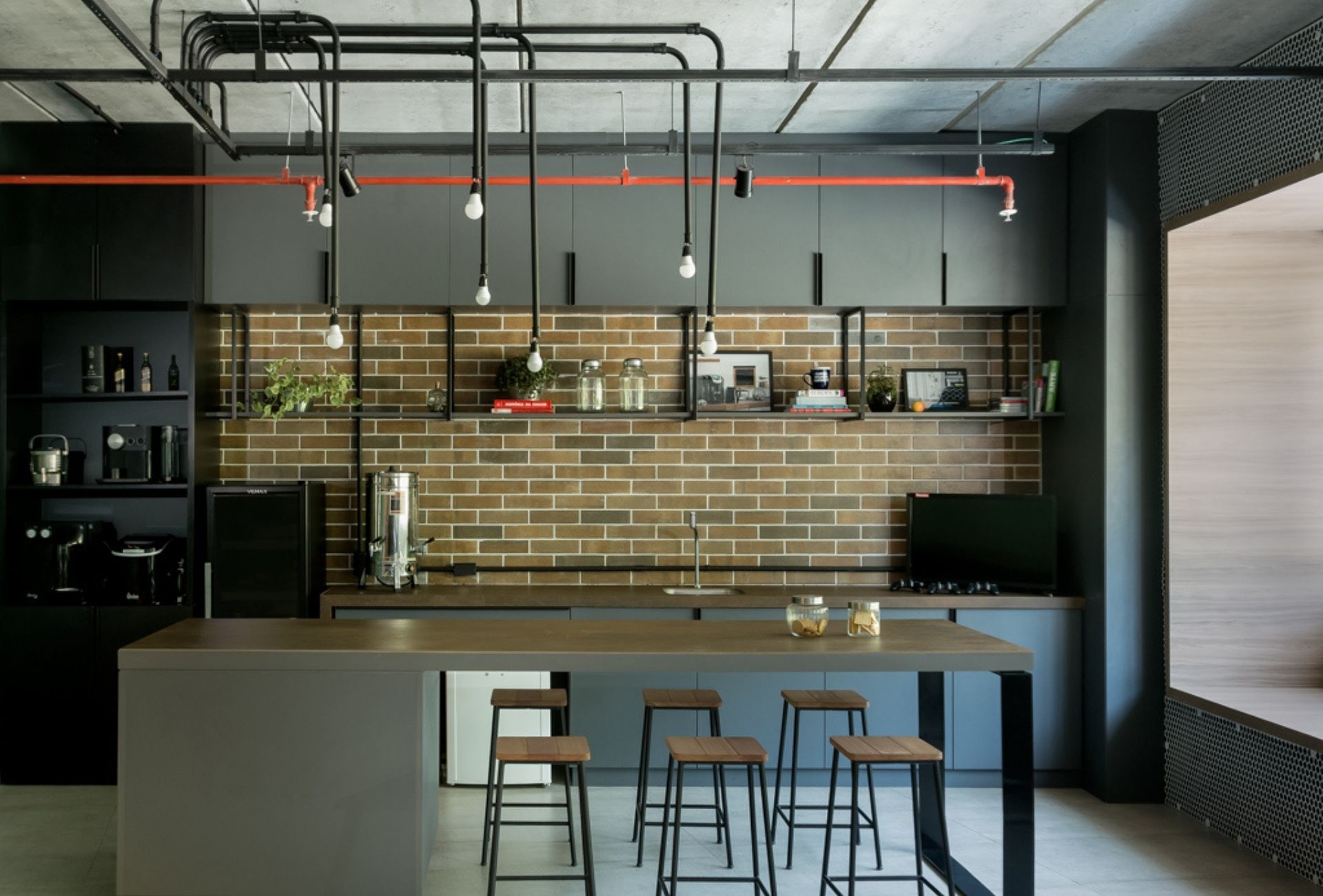 Cozinha no estilo industrial em preto e cinza