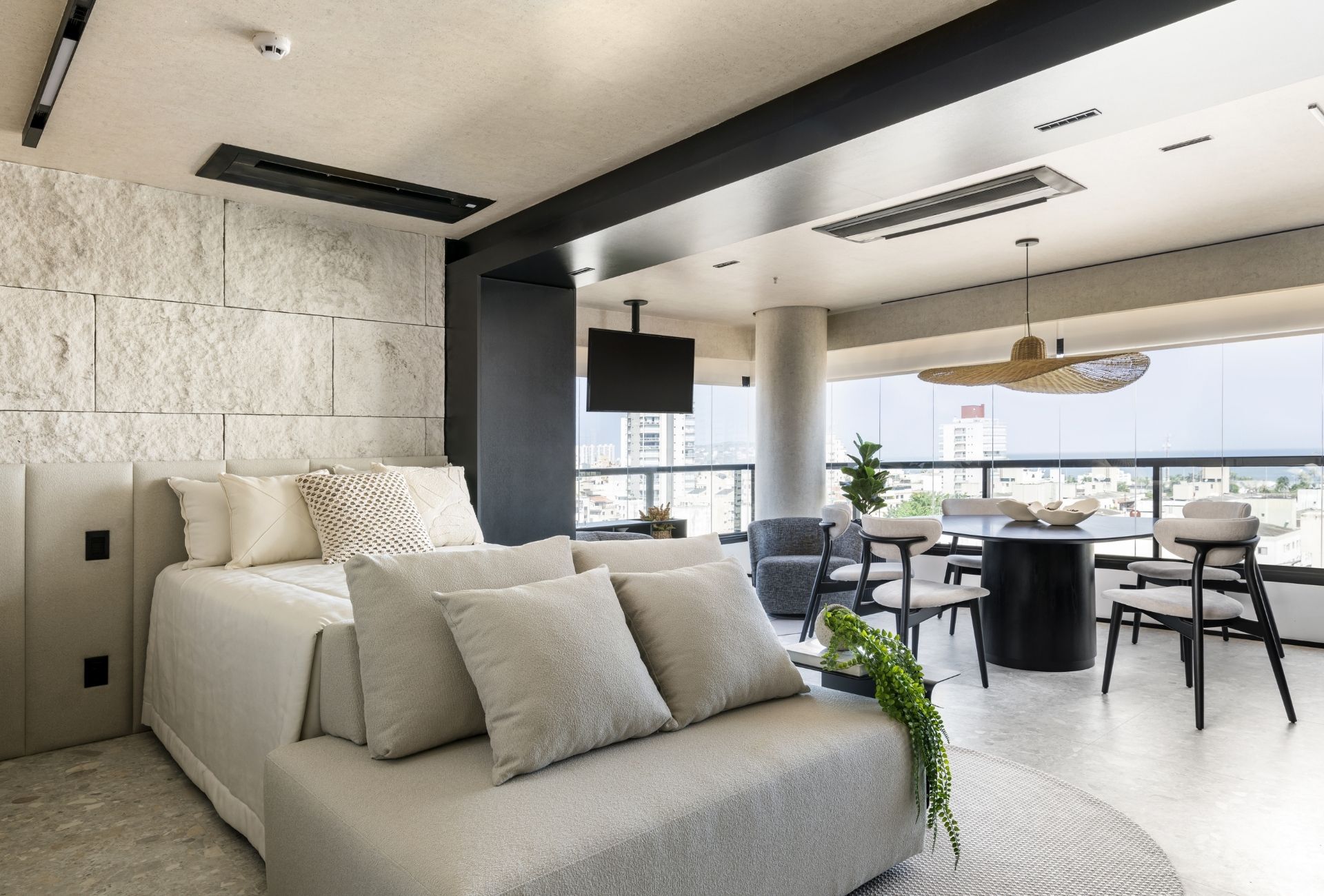 Loft em estilo minimalista com a integração de dormitório, sala de estar e de jantar