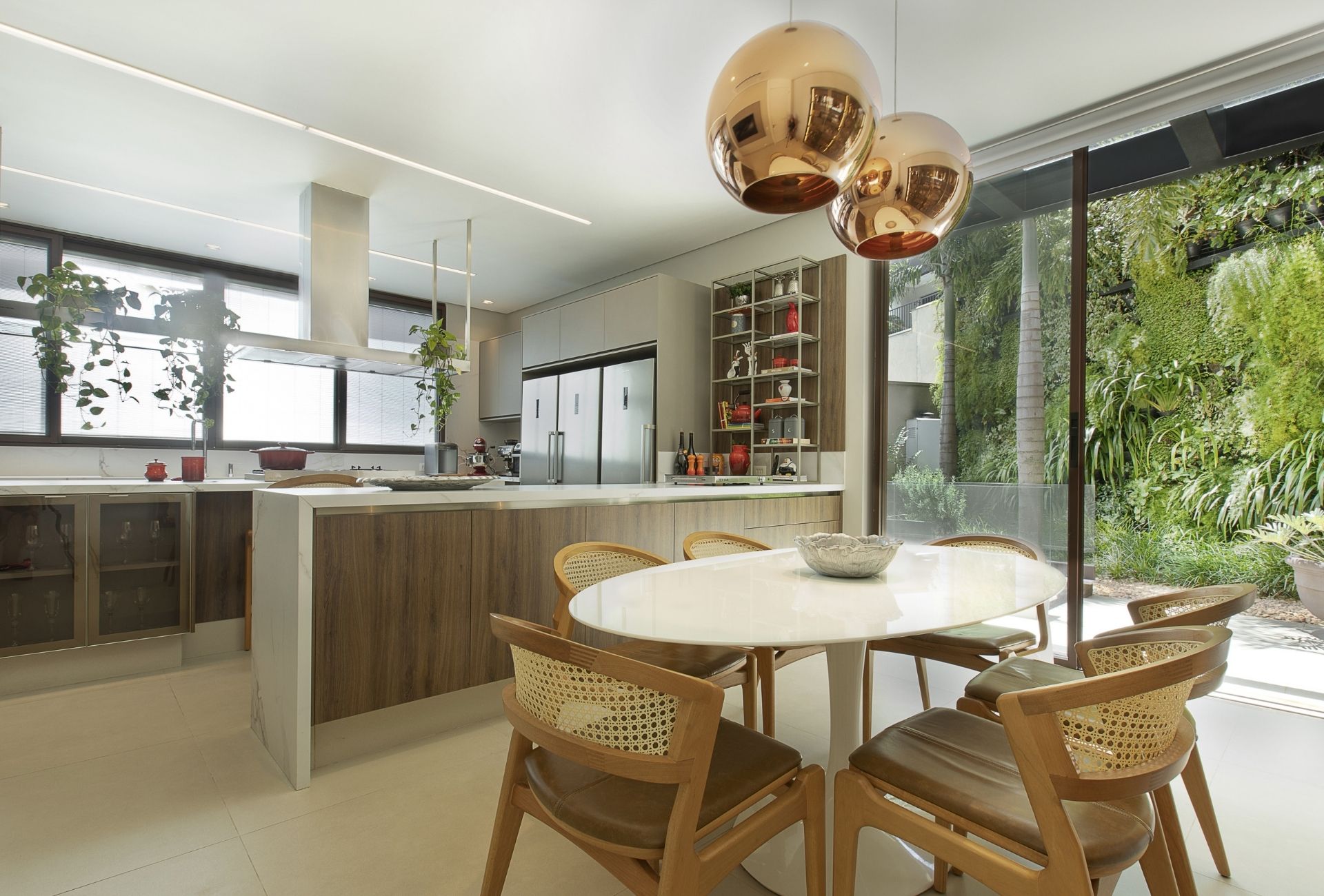 Mesa de jantar integrada à cozinha com cadeiras no estilo rústico moderno
