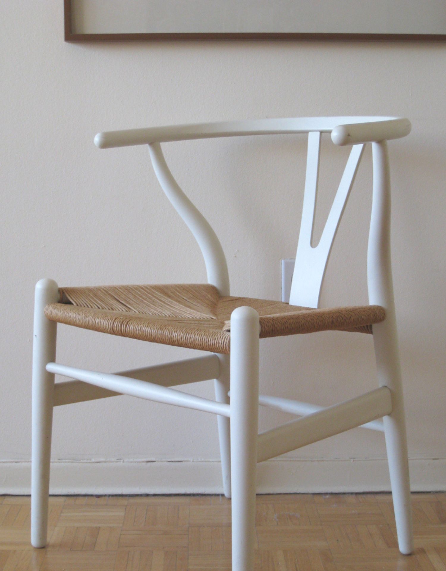 Cadeira Wishbone, estrutura de madeira em branco com assento na cor cru