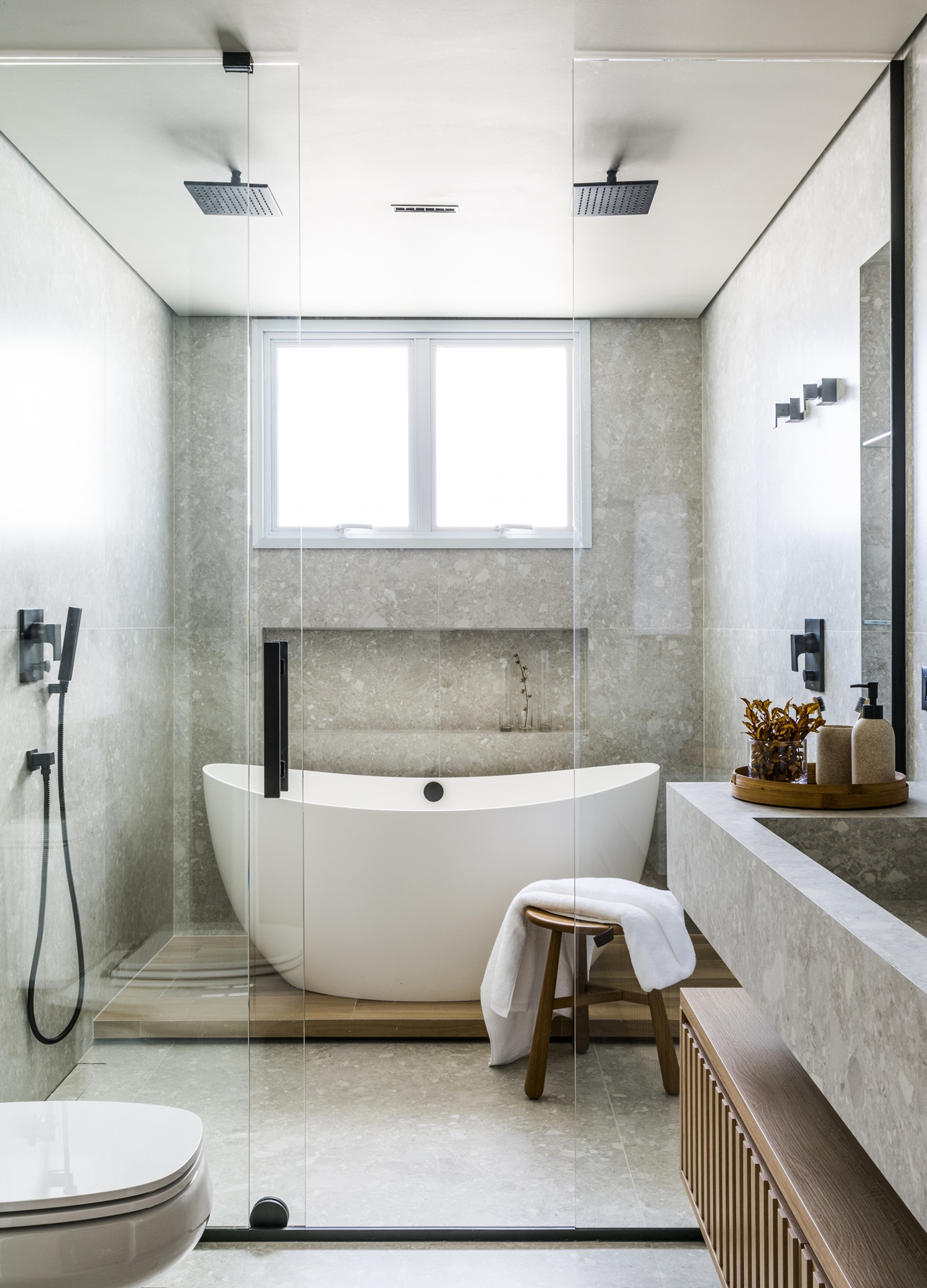 Banheiro com piso e paredes em porcelanato que reproduz terrazzo veneziano