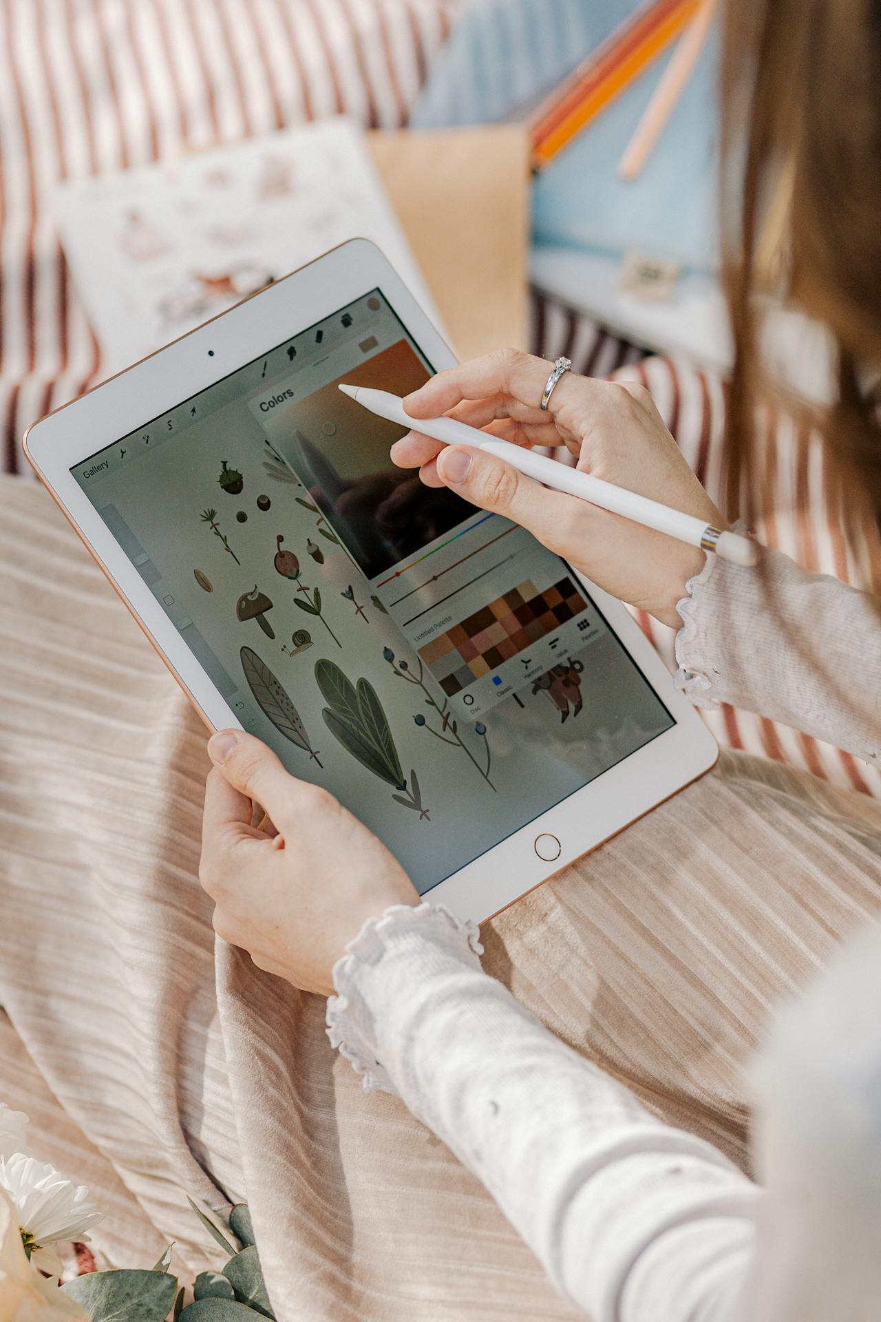 Pessoa utilizando caneta digital para criar ilustrações em um tablet