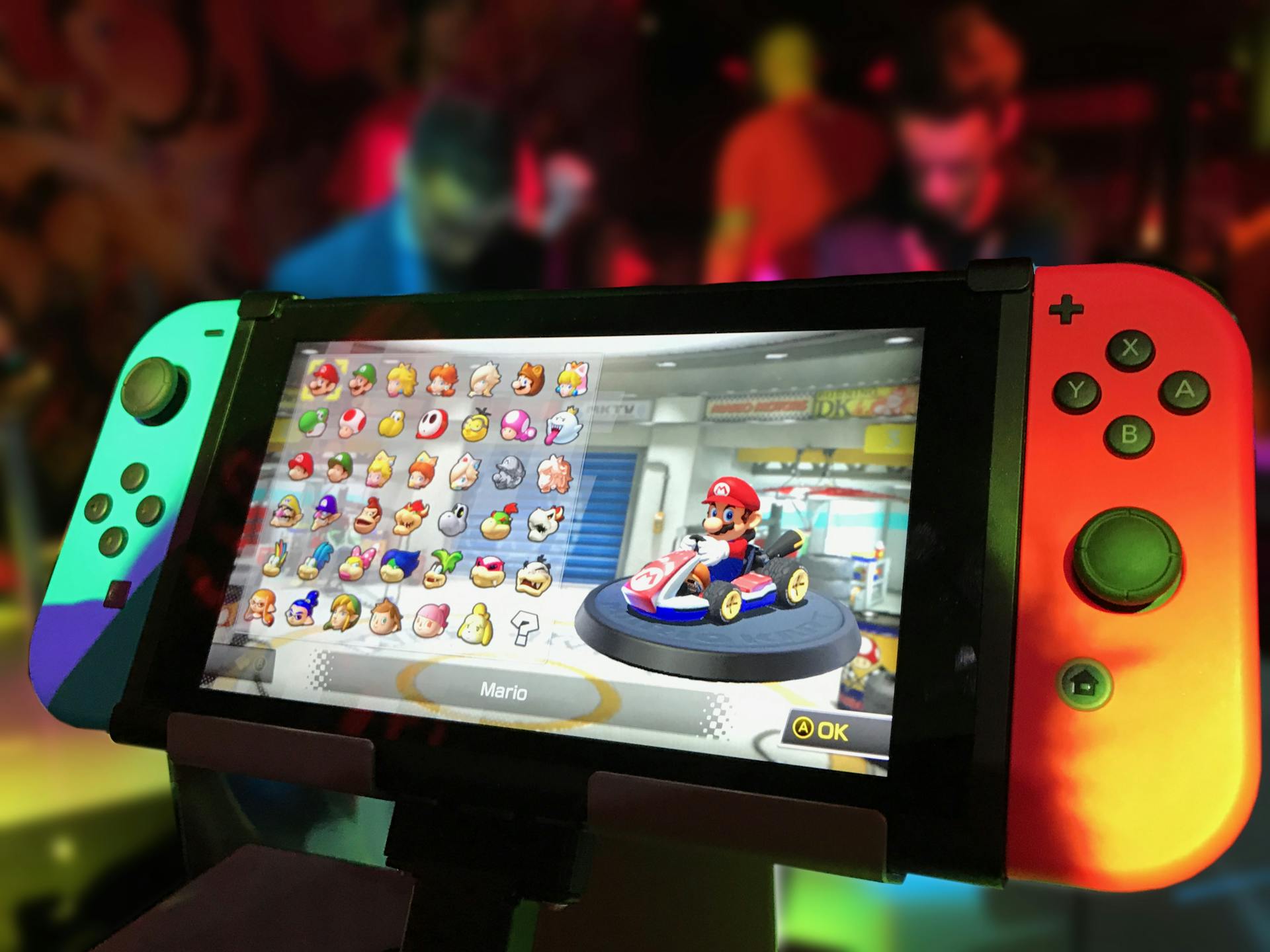 Close de um console Nintendo Switch com o jogo Mario Kart na tela
