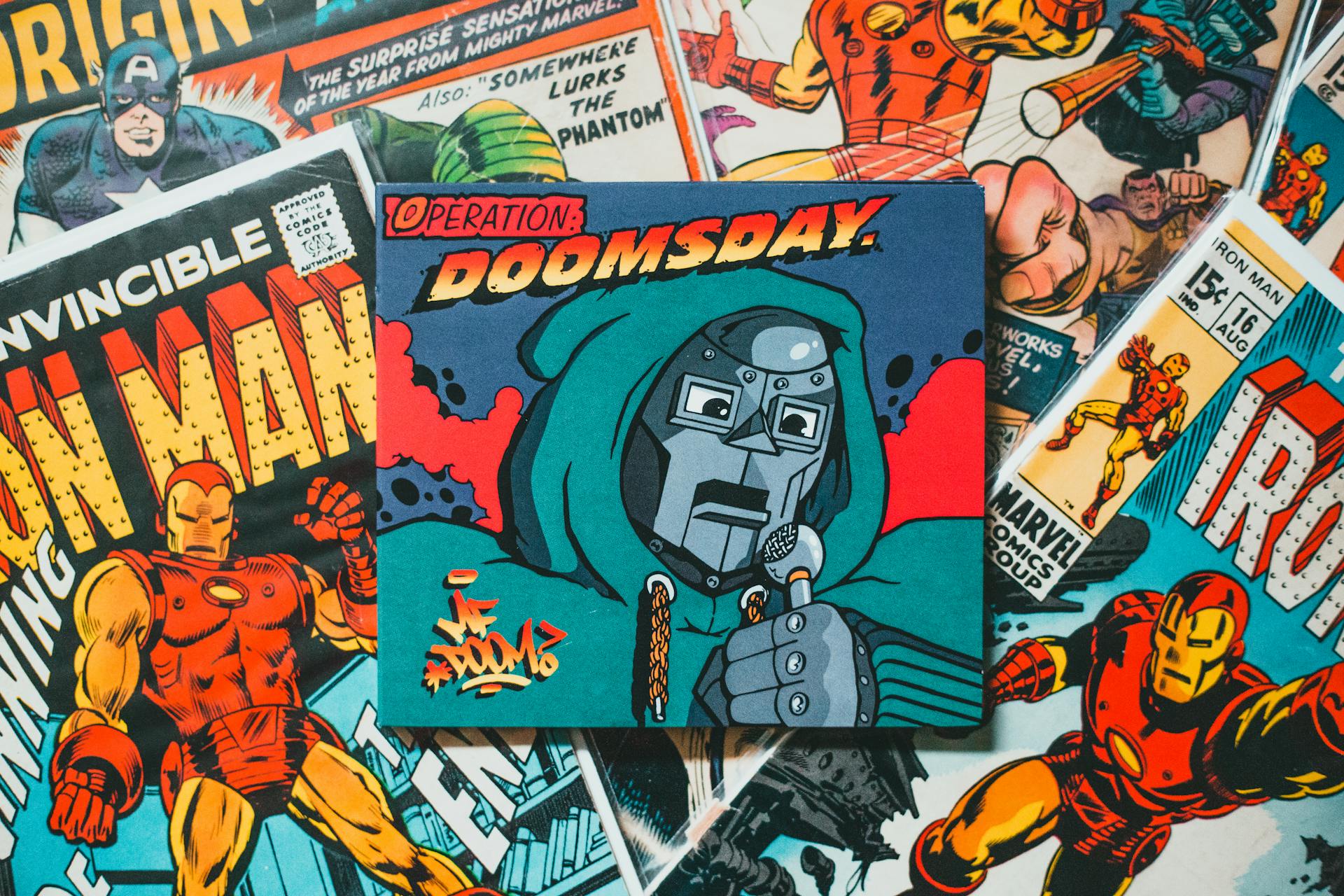 Coleção de revistas em quadrinhos com personagens icônicos da Marvel, como Homem de Ferro e Capitão América