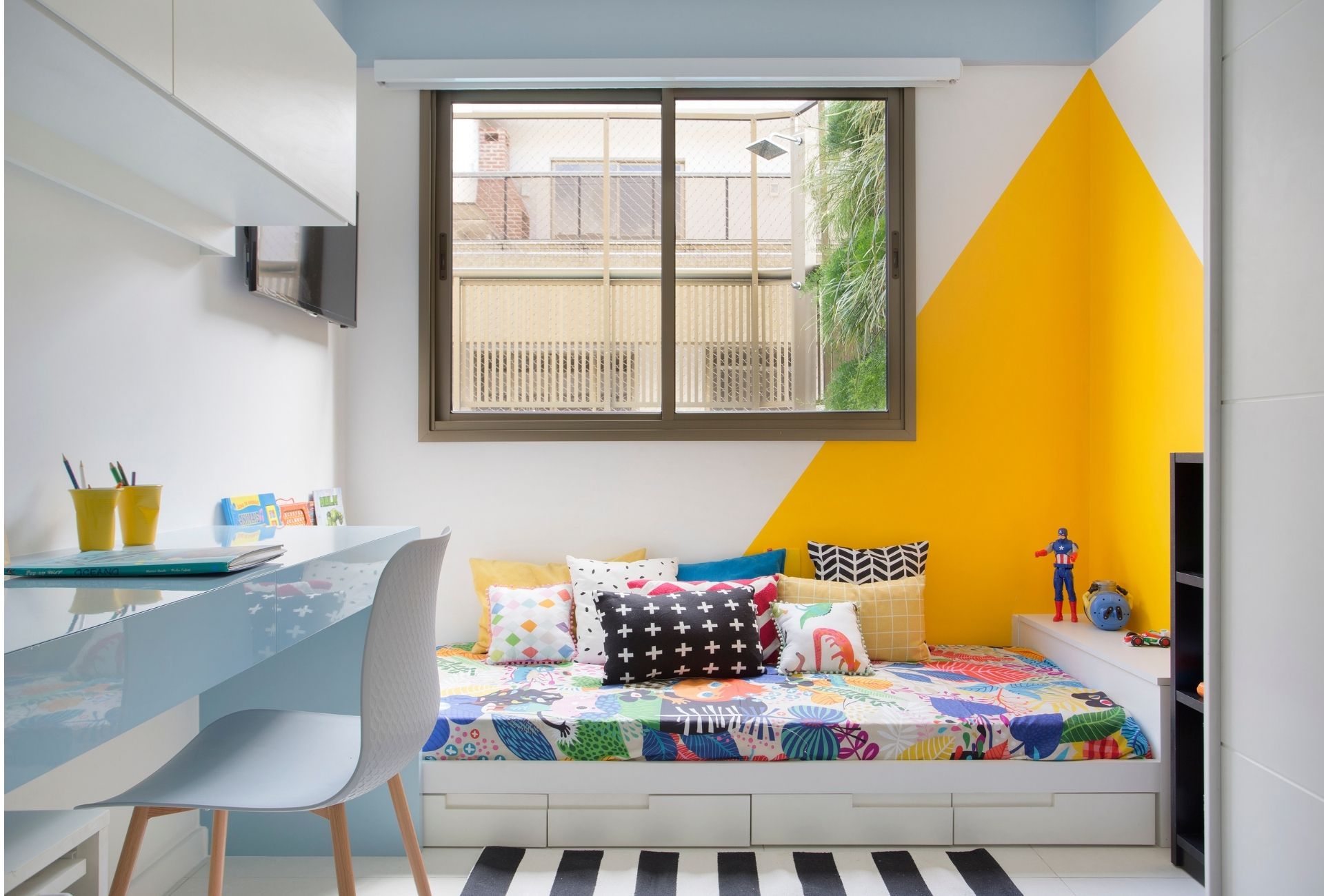 Cama infantil baixa e com gavetas