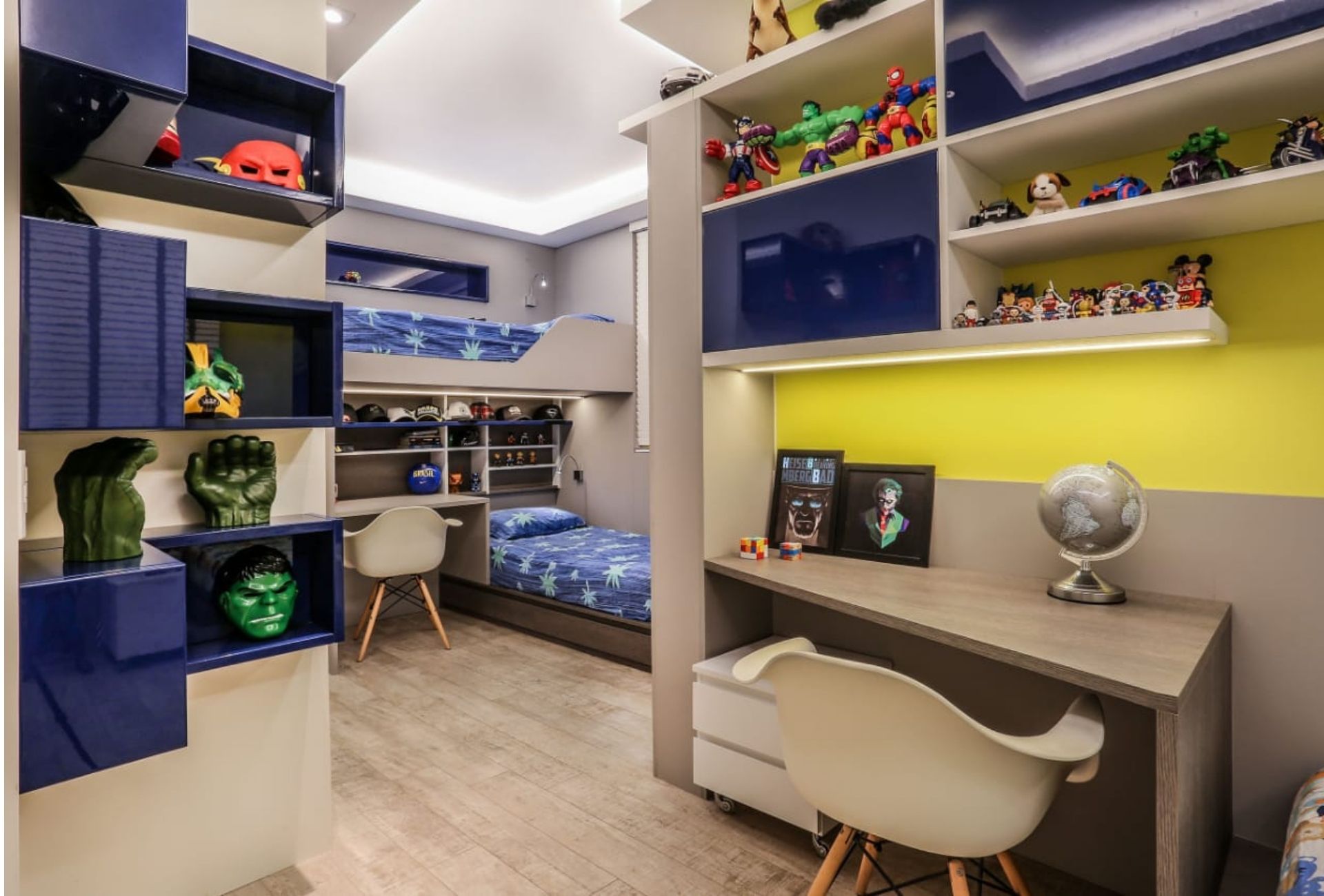 Cama beliche em quarto infantil entre meninos