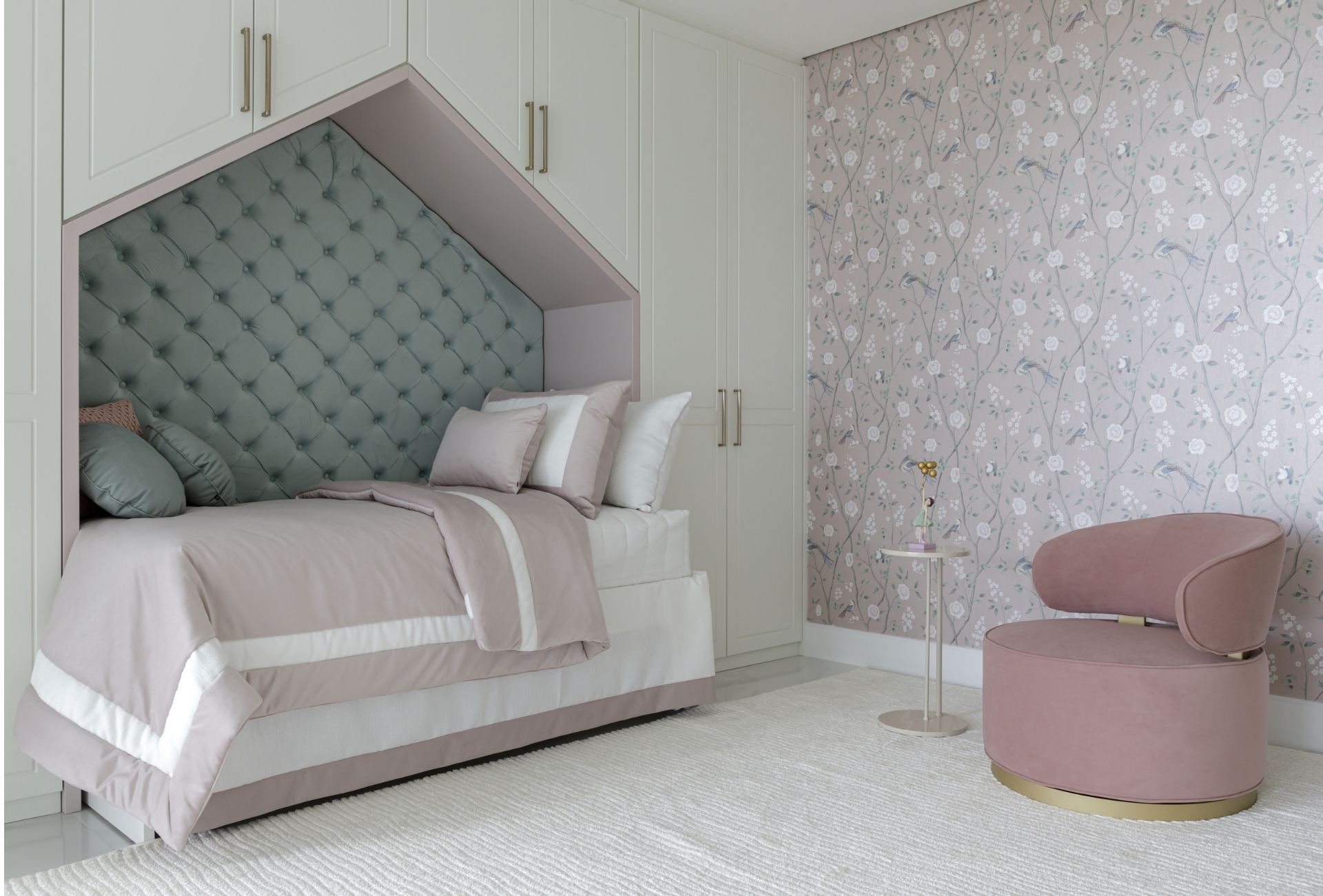 Cama infantil com moldura de casinha