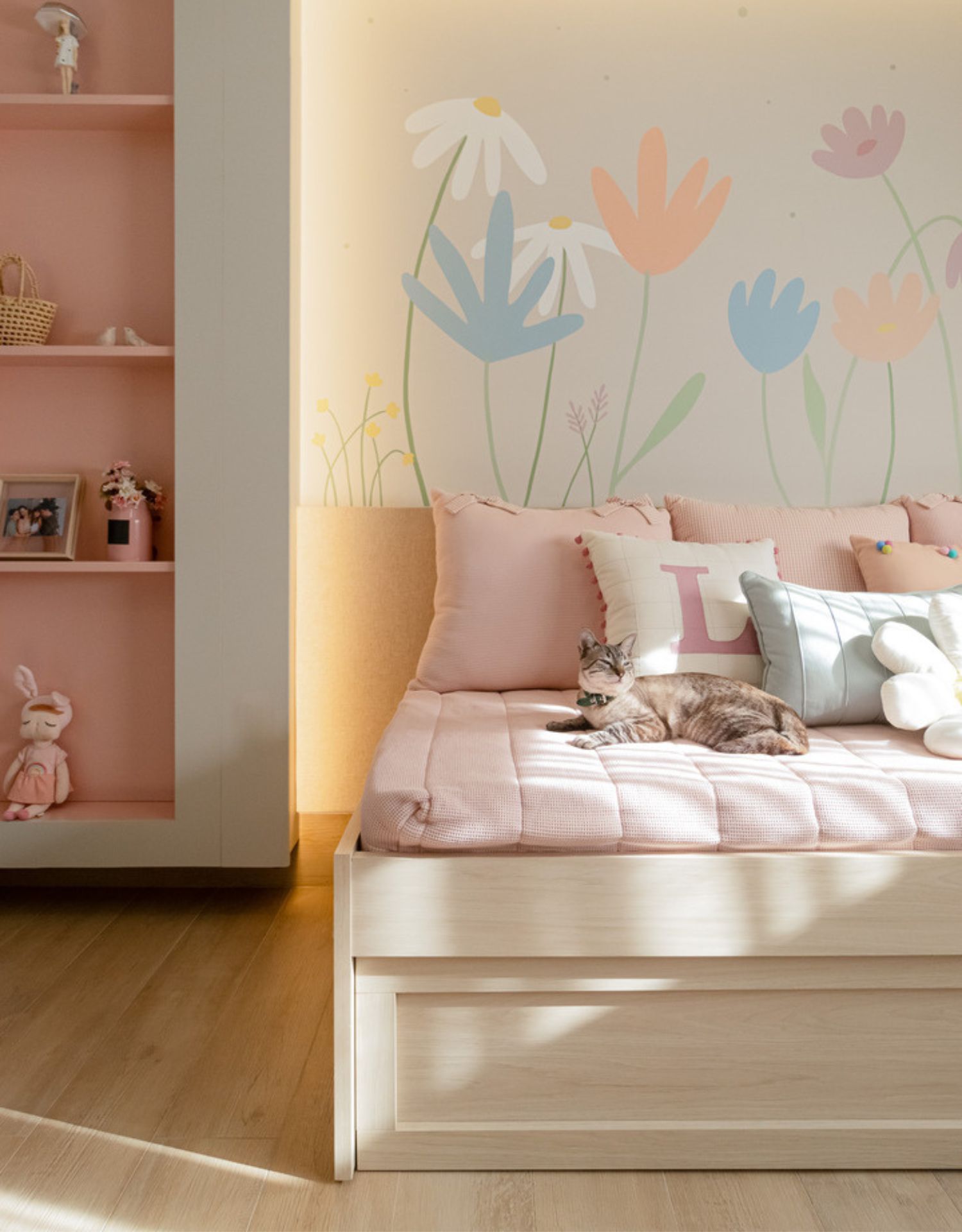 Cama infantil com gavetas inferiores para armazenamento