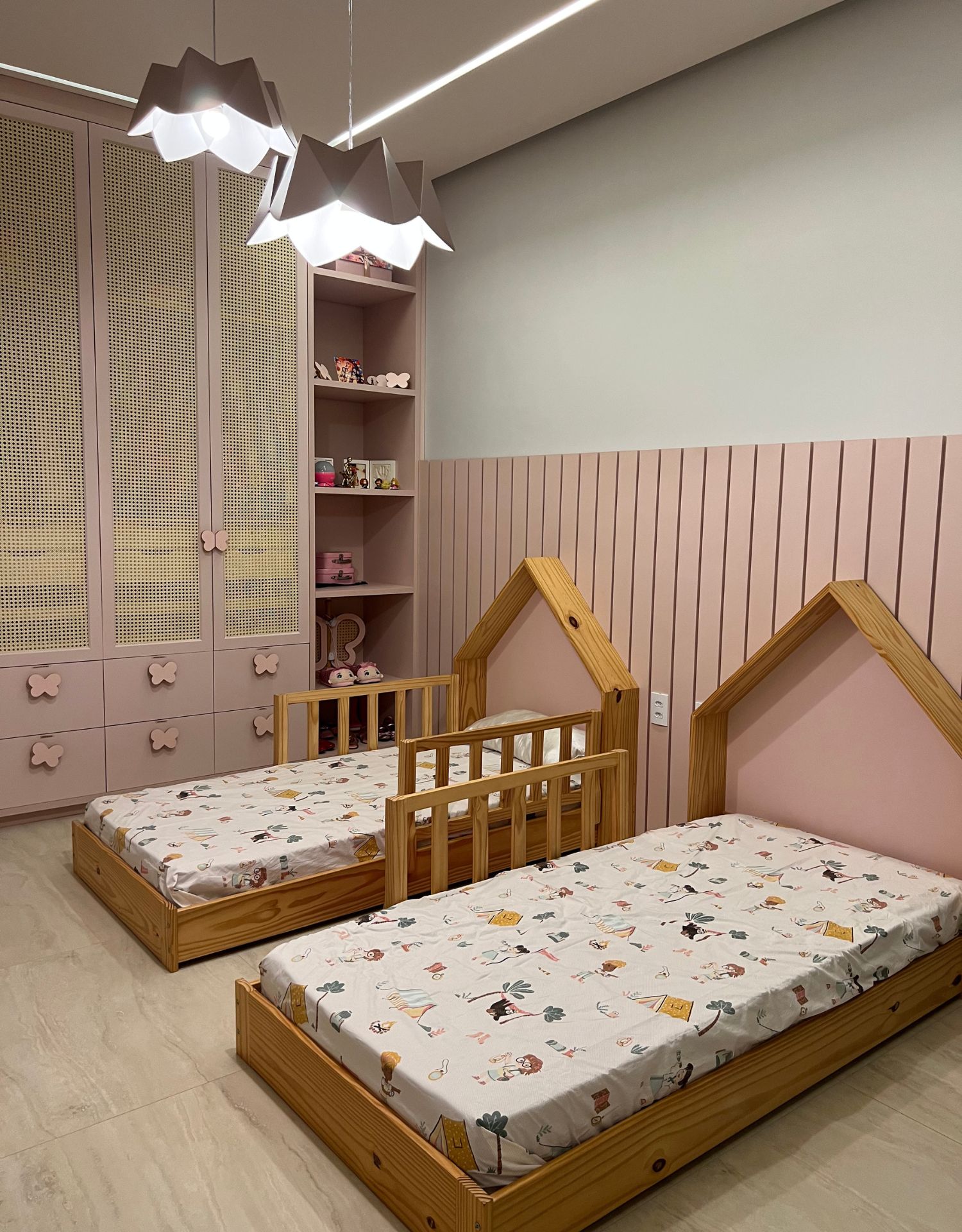 Cama montessoriana em quarto infantil feminino