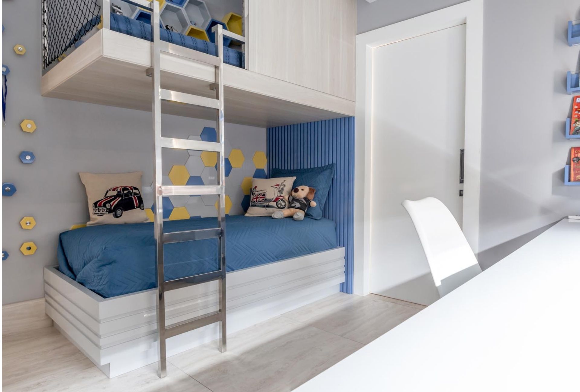Cama suspensa no quarto infantil