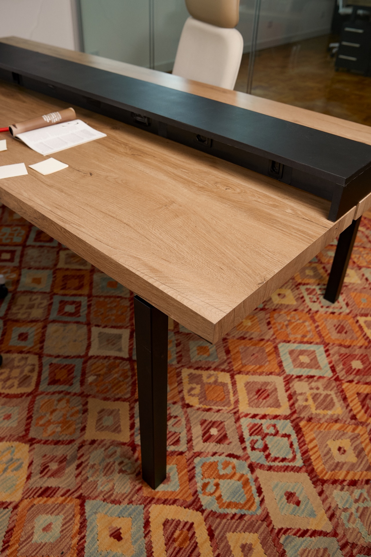Detalhe de mesa em Lastra da Officina Portobello em escritório