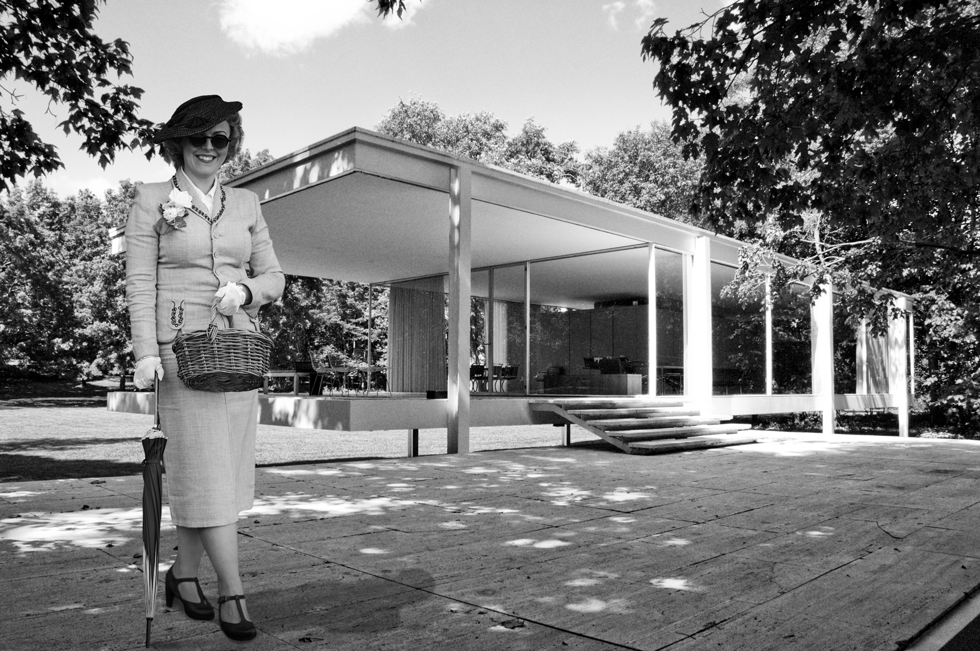 Modelo caracterizada como Edith Farnsworth posa em frente à Farnsworth House